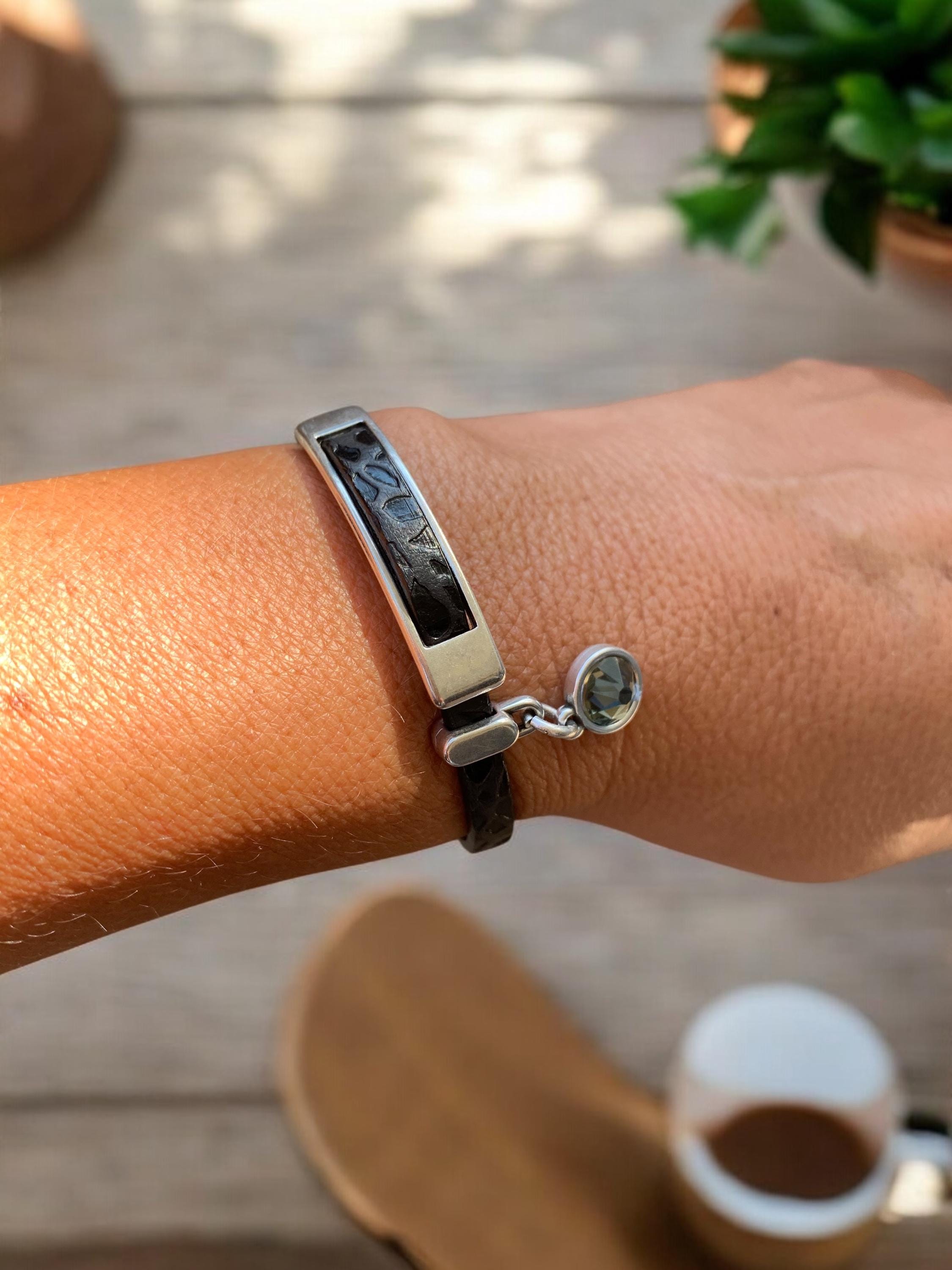 Boho Flat Leather Bracelet with Swarovski Crystal – Silver-Plated Charm, Uno de 50 Inspired