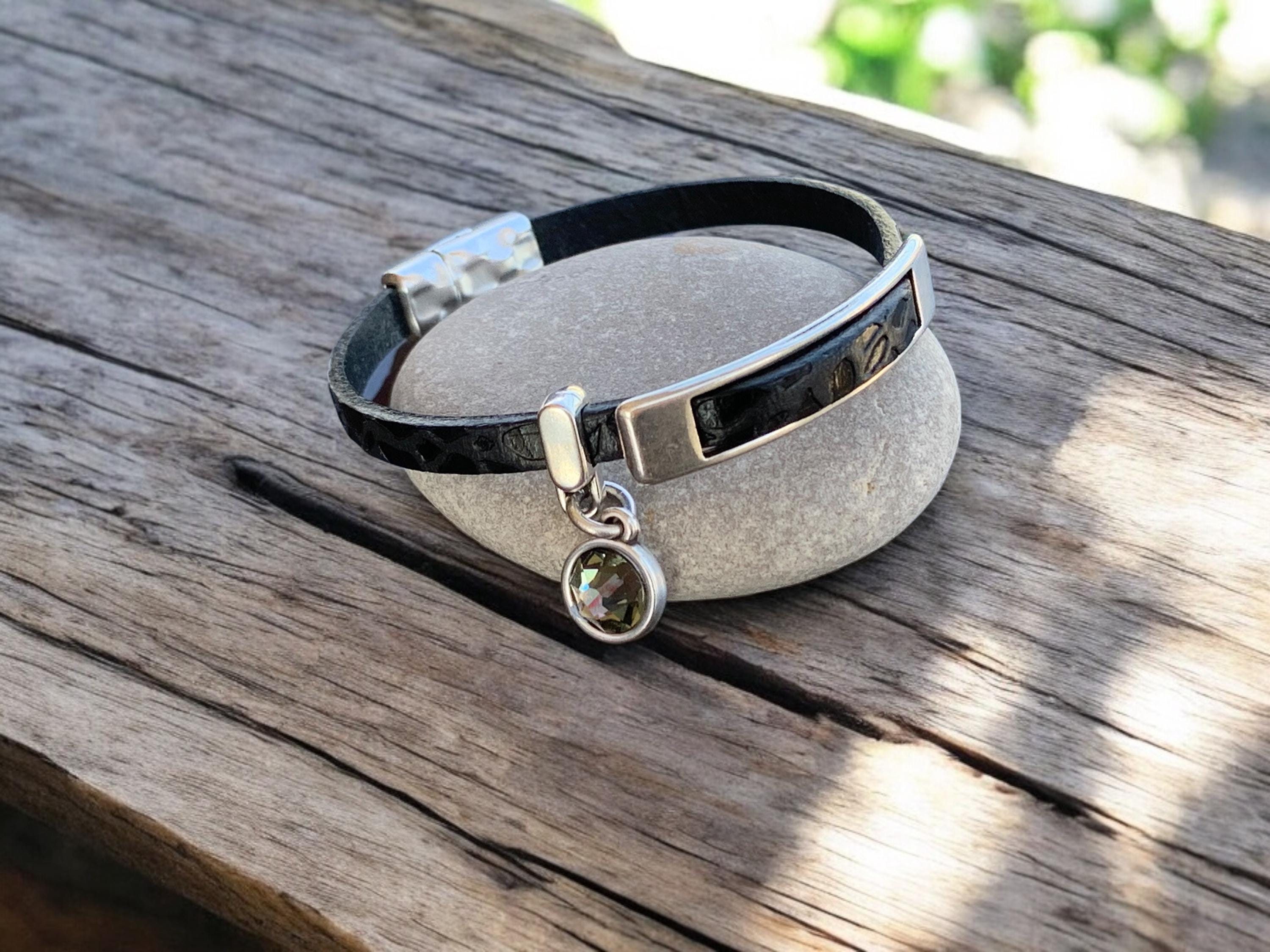 Boho Flat Leather Bracelet with Swarovski Crystal – Silver-Plated Charm, Uno de 50 Inspired