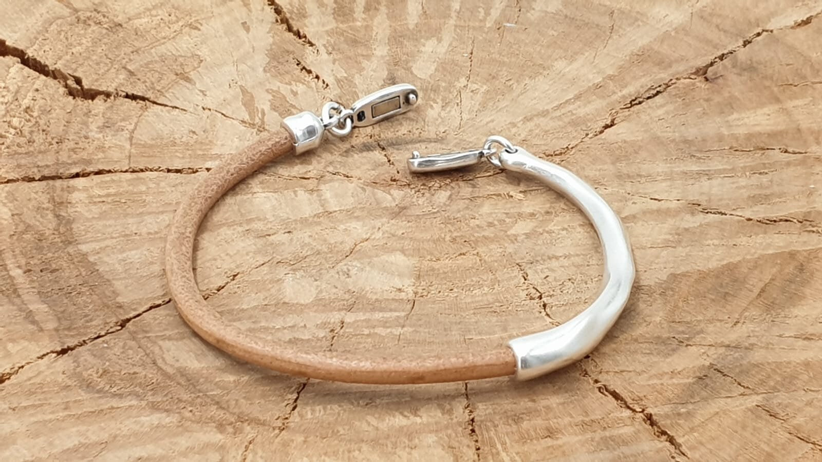 Boho Leather Bracelet for Couples – Unisex Custom Fit with Silver-Plated Half Cuff and Magnetic Clasp, ideal unisex gift, uno de 50 style