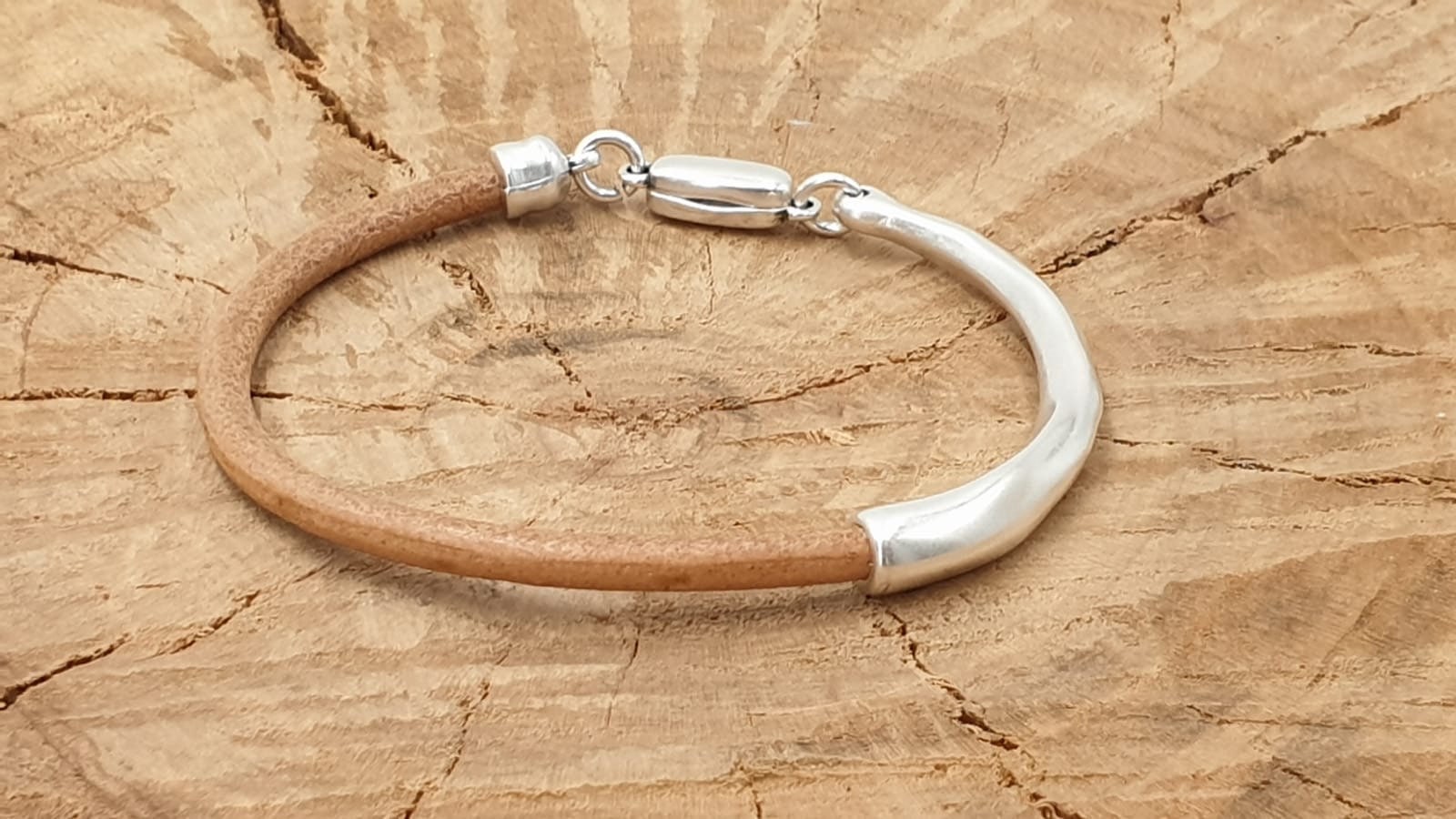 Boho Leather Bracelet for Couples – Unisex Custom Fit with Silver-Plated Half Cuff and Magnetic Clasp, ideal unisex gift, uno de 50 style