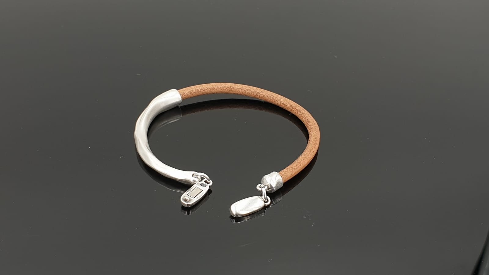 Boho Leather Bracelet for Couples – Unisex Custom Fit with Silver-Plated Half Cuff and Magnetic Clasp, ideal unisex gift, uno de 50 style