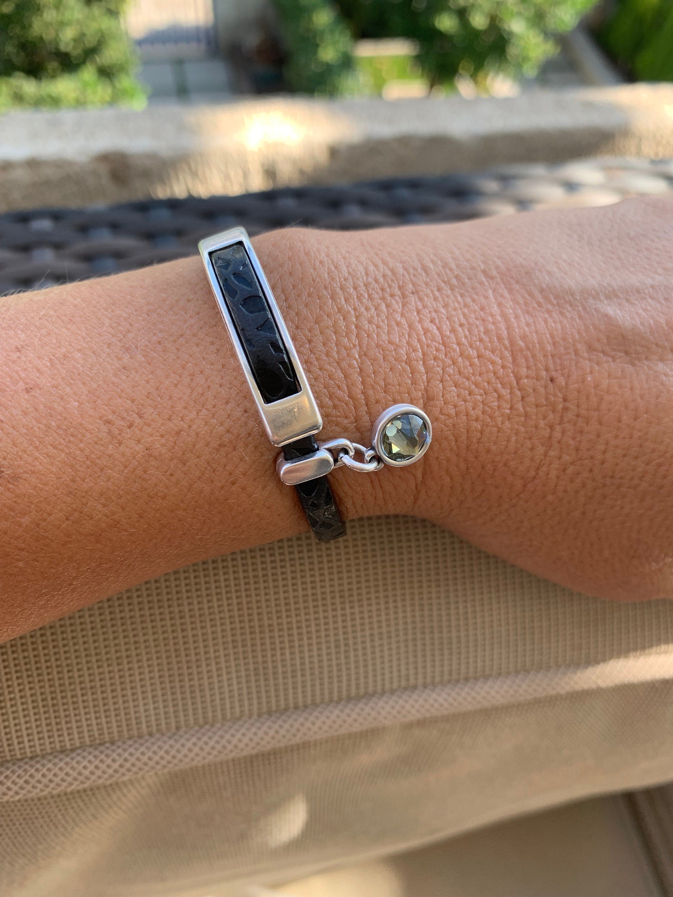 Boho Flat Leather Bracelet with Swarovski Crystal – Silver-Plated Charm, Uno de 50 Inspired