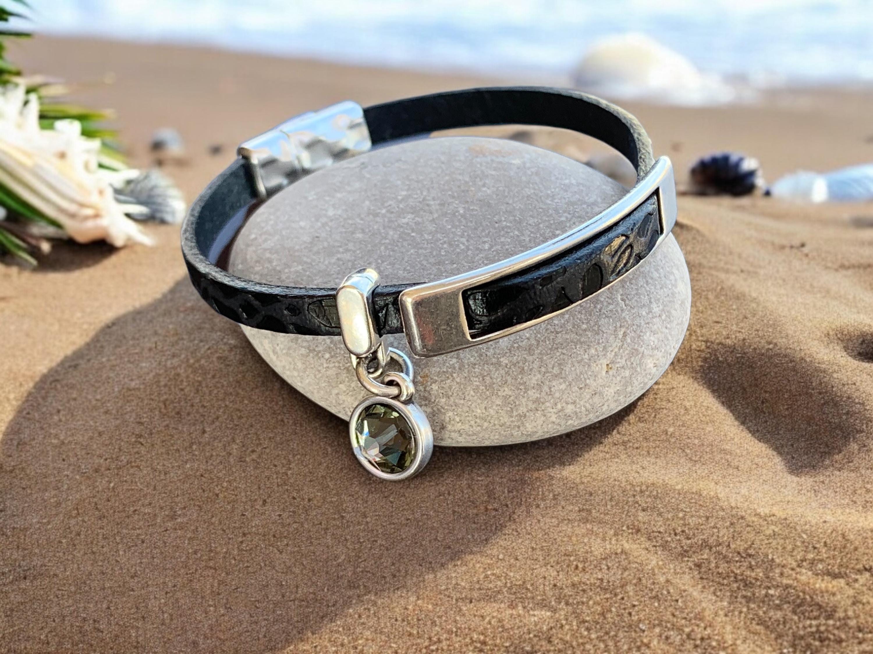 Boho Flat Leather Bracelet with Swarovski Crystal – Silver-Plated Charm, Uno de 50 Inspired