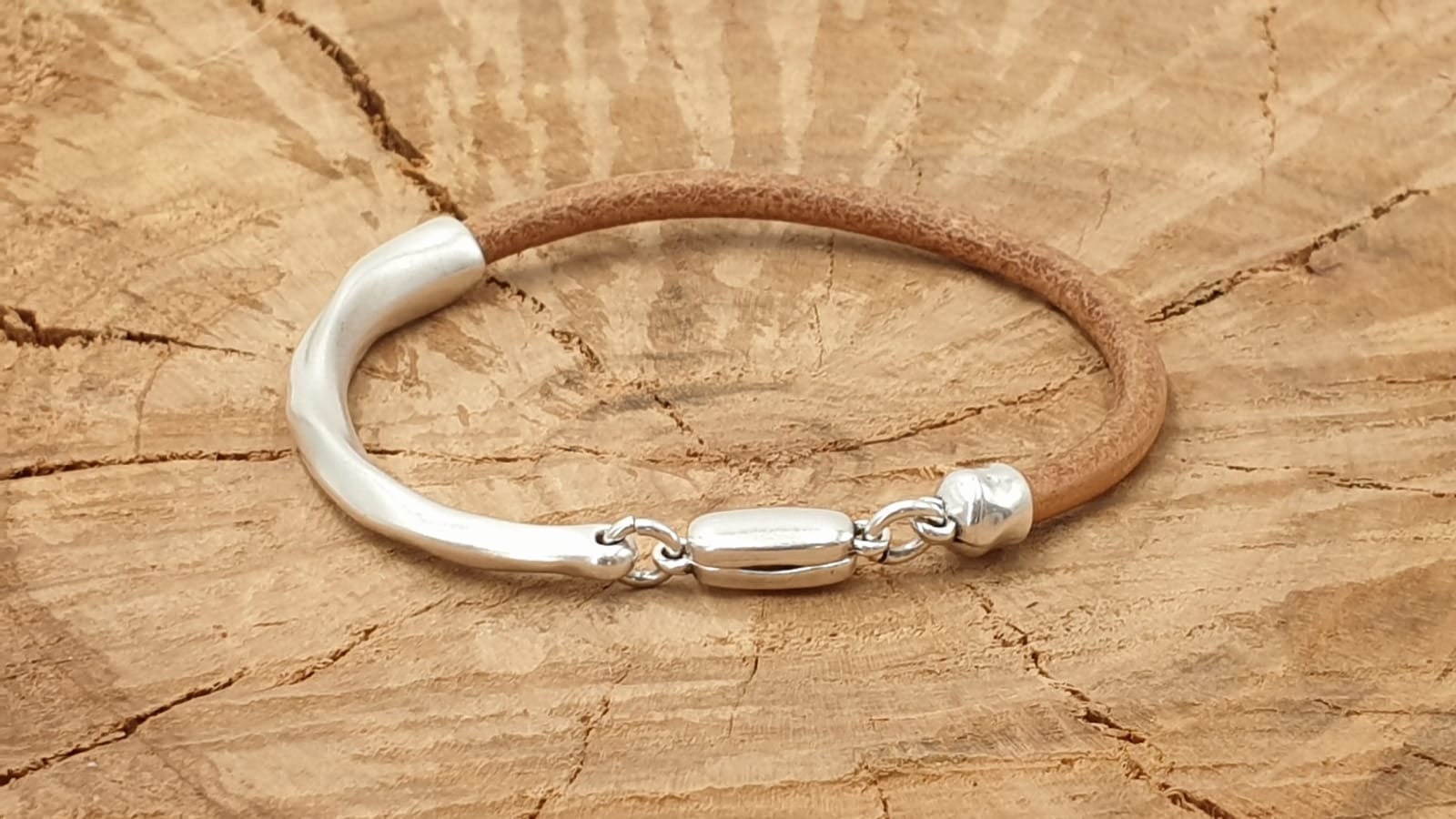 Boho Leather Bracelet for Couples – Unisex Custom Fit with Silver-Plated Half Cuff and Magnetic Clasp, ideal unisex gift, uno de 50 style