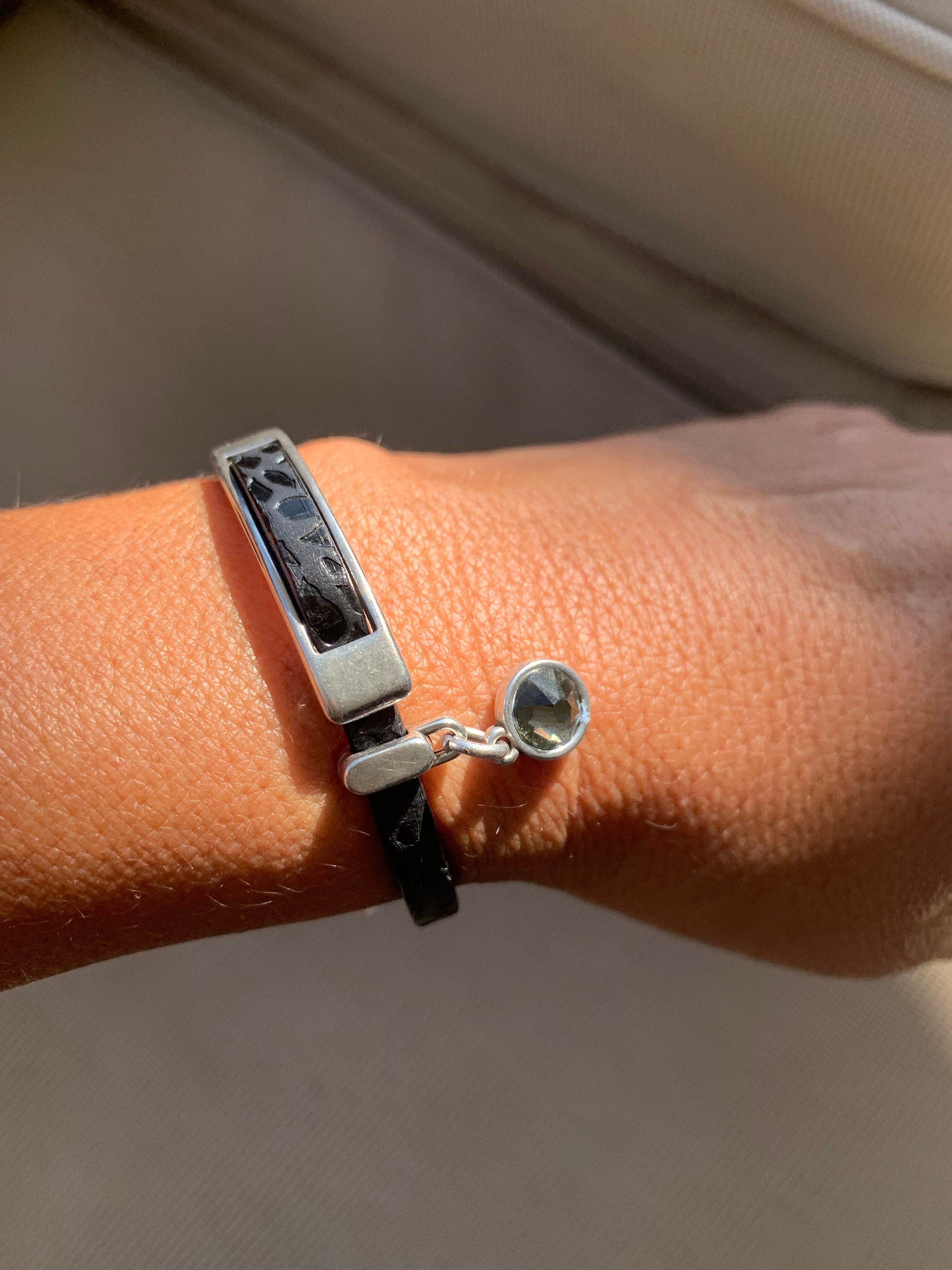 Boho Flat Leather Bracelet with Swarovski Crystal – Silver-Plated Charm, Uno de 50 Inspired