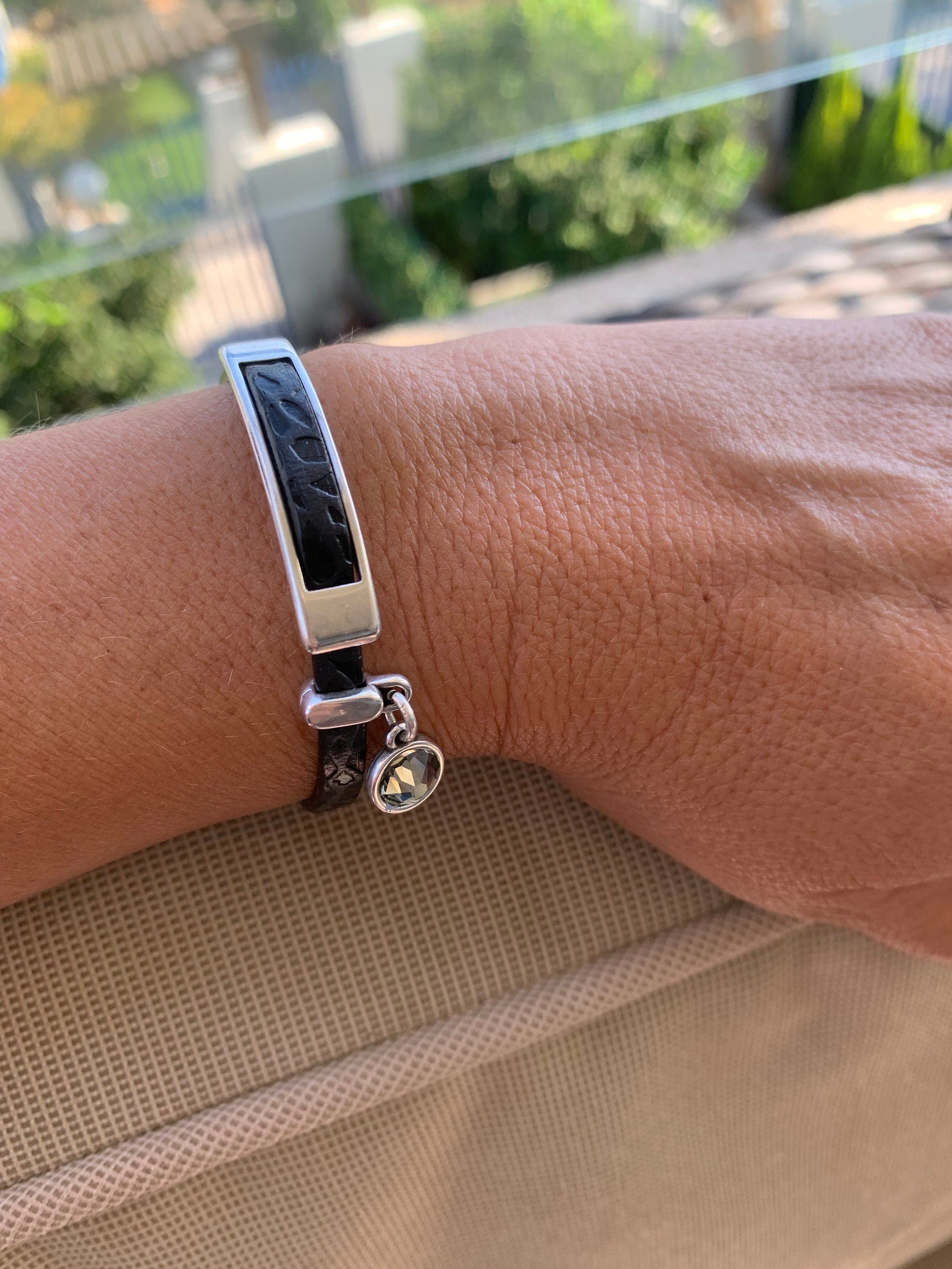 Boho Flat Leather Bracelet with Swarovski Crystal – Silver-Plated Charm, Uno de 50 Inspired