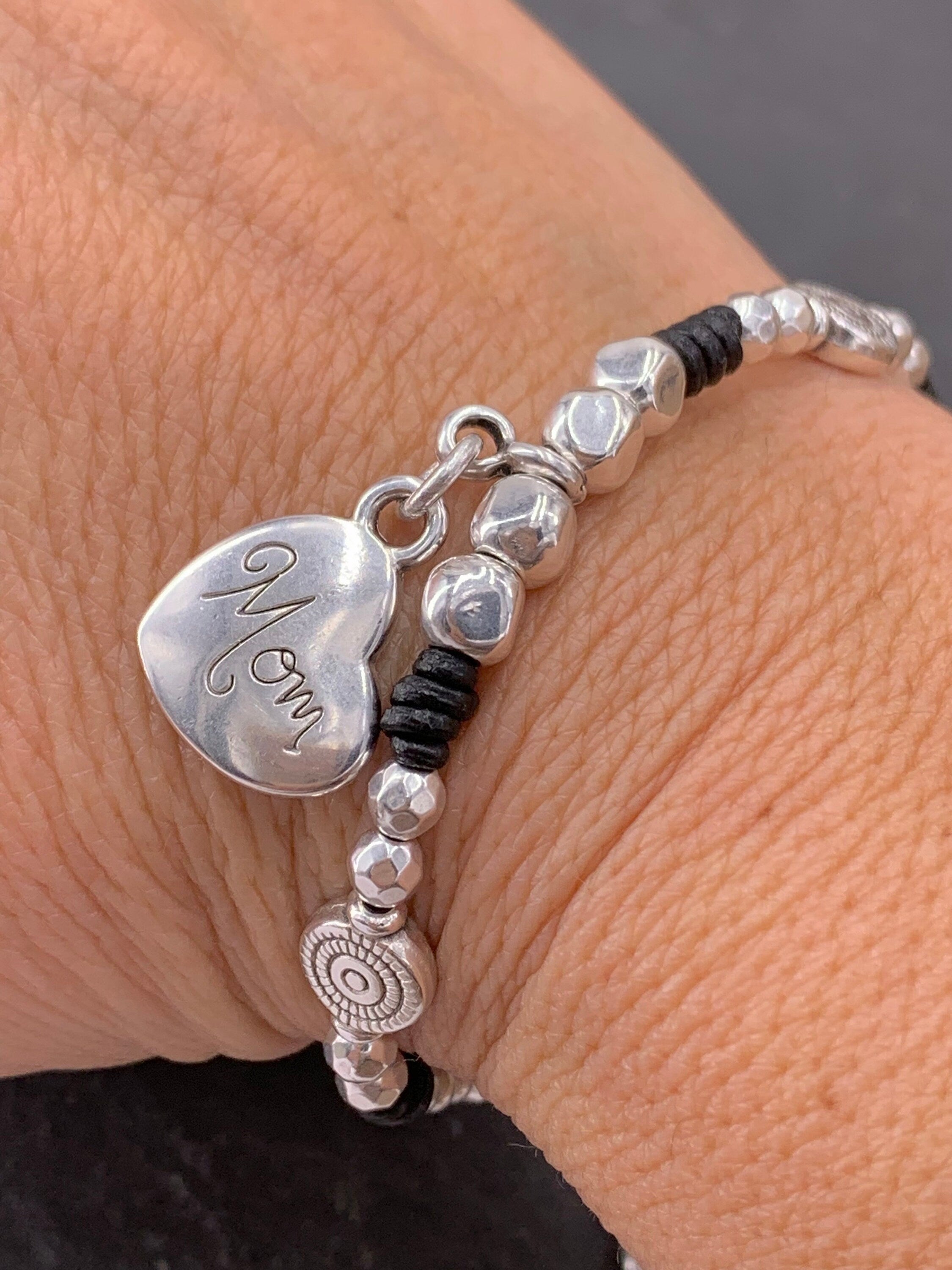 Leather Bracelet with Silver Heart Charm – Handmade Gift for Mom with Beads and Metal Accents, uno de 50 style,
