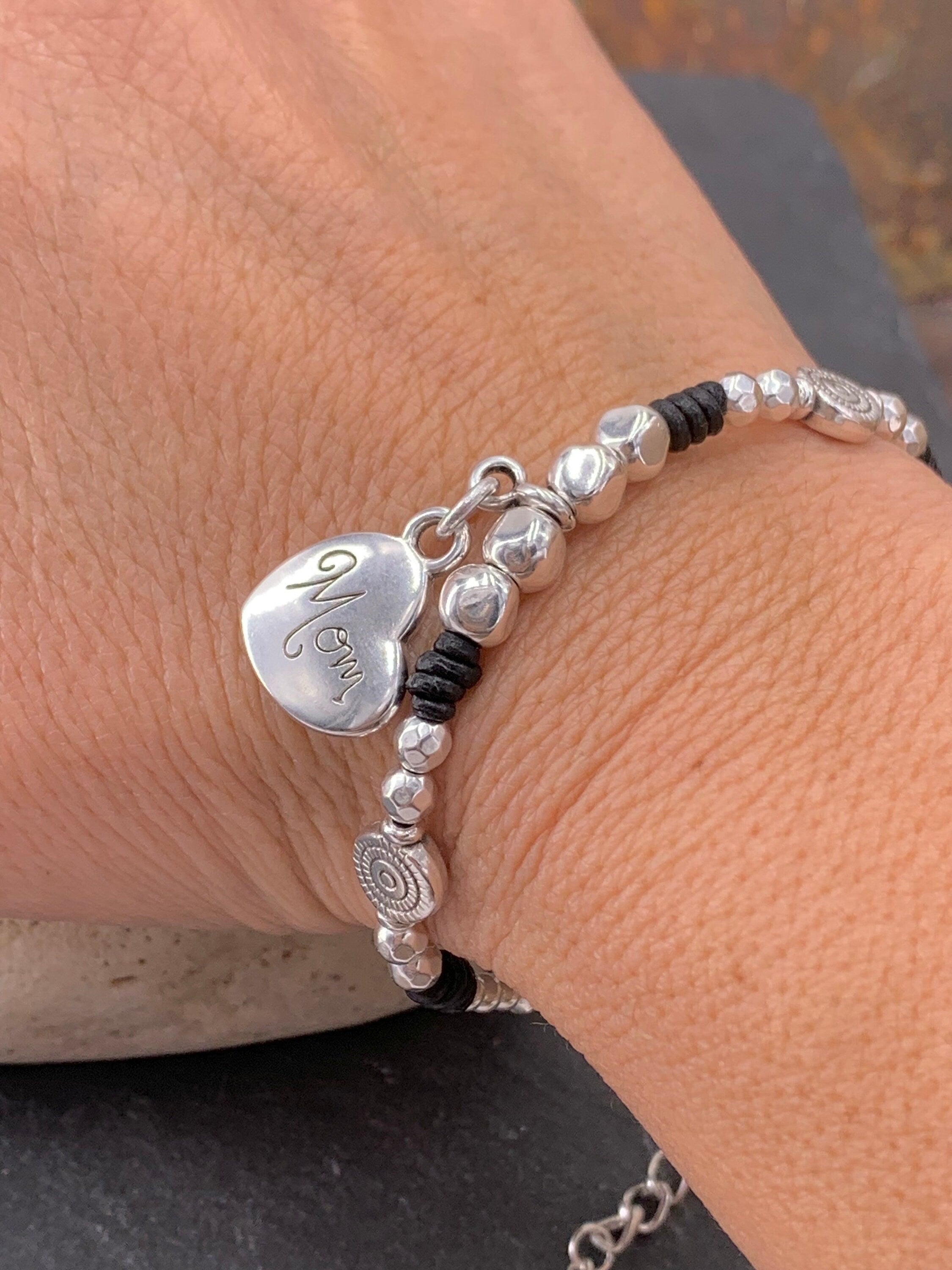 Leather Bracelet with Silver Heart Charm – Handmade Gift for Mom with Beads and Metal Accents, uno de 50 style,