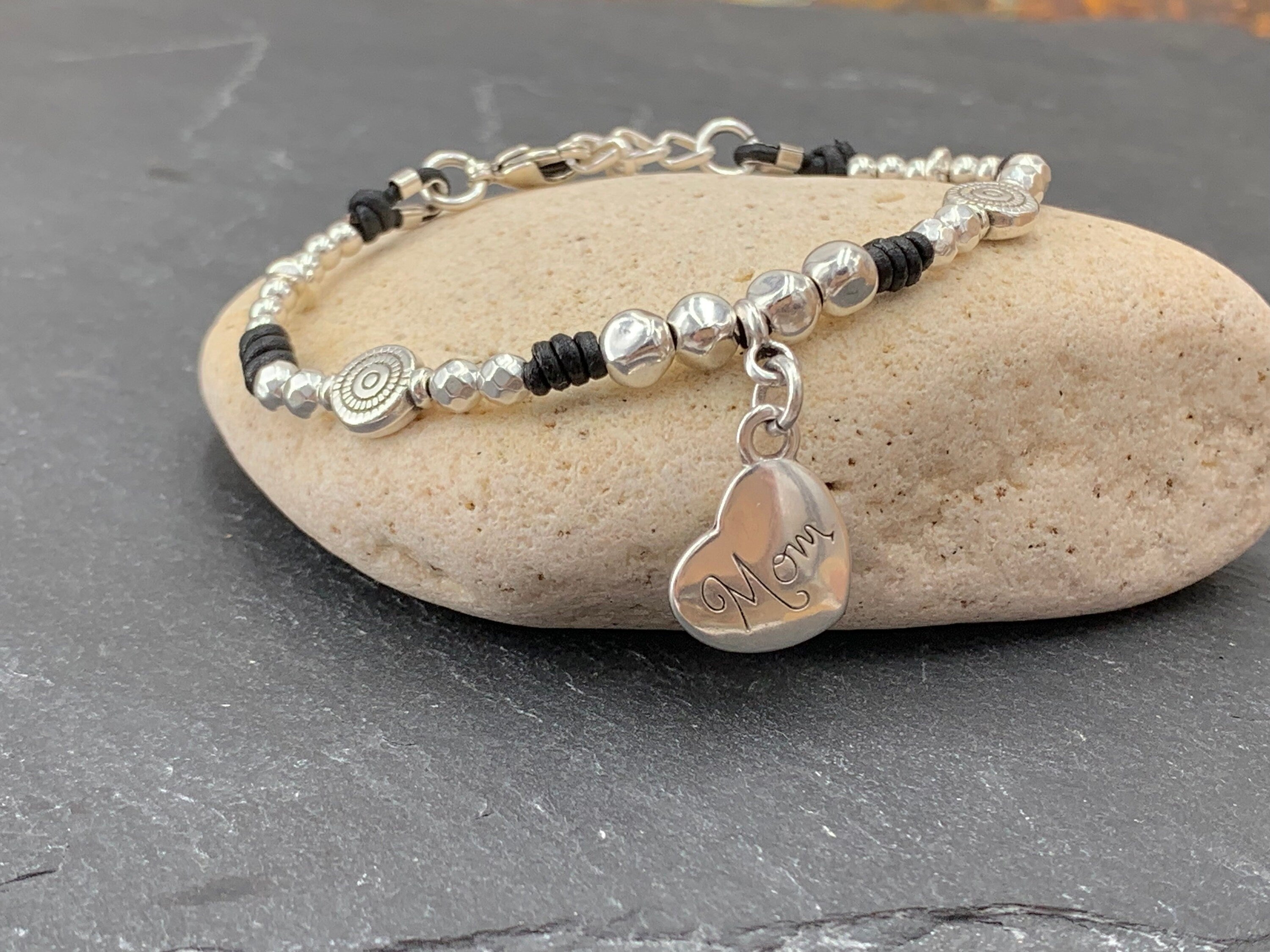Leather Bracelet with Silver Heart Charm – Handmade Gift for Mom with Beads and Metal Accents, uno de 50 style,