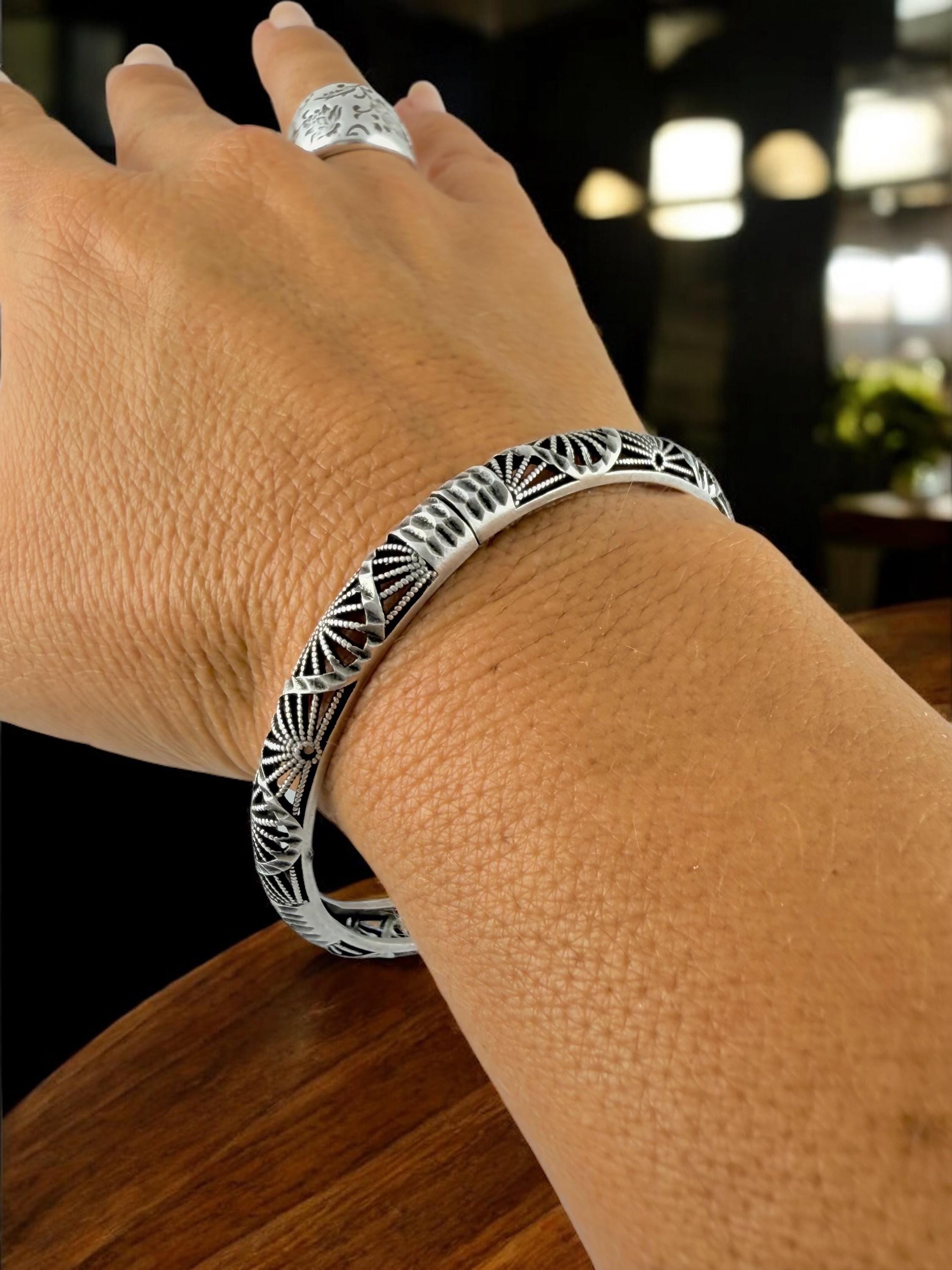 Silver Fan Motif Bracelet – Sculptural Engraved Cuff with Easy-Open Clasp, Handmade Statement Jewelry rigid bangle, uno de 50 style,