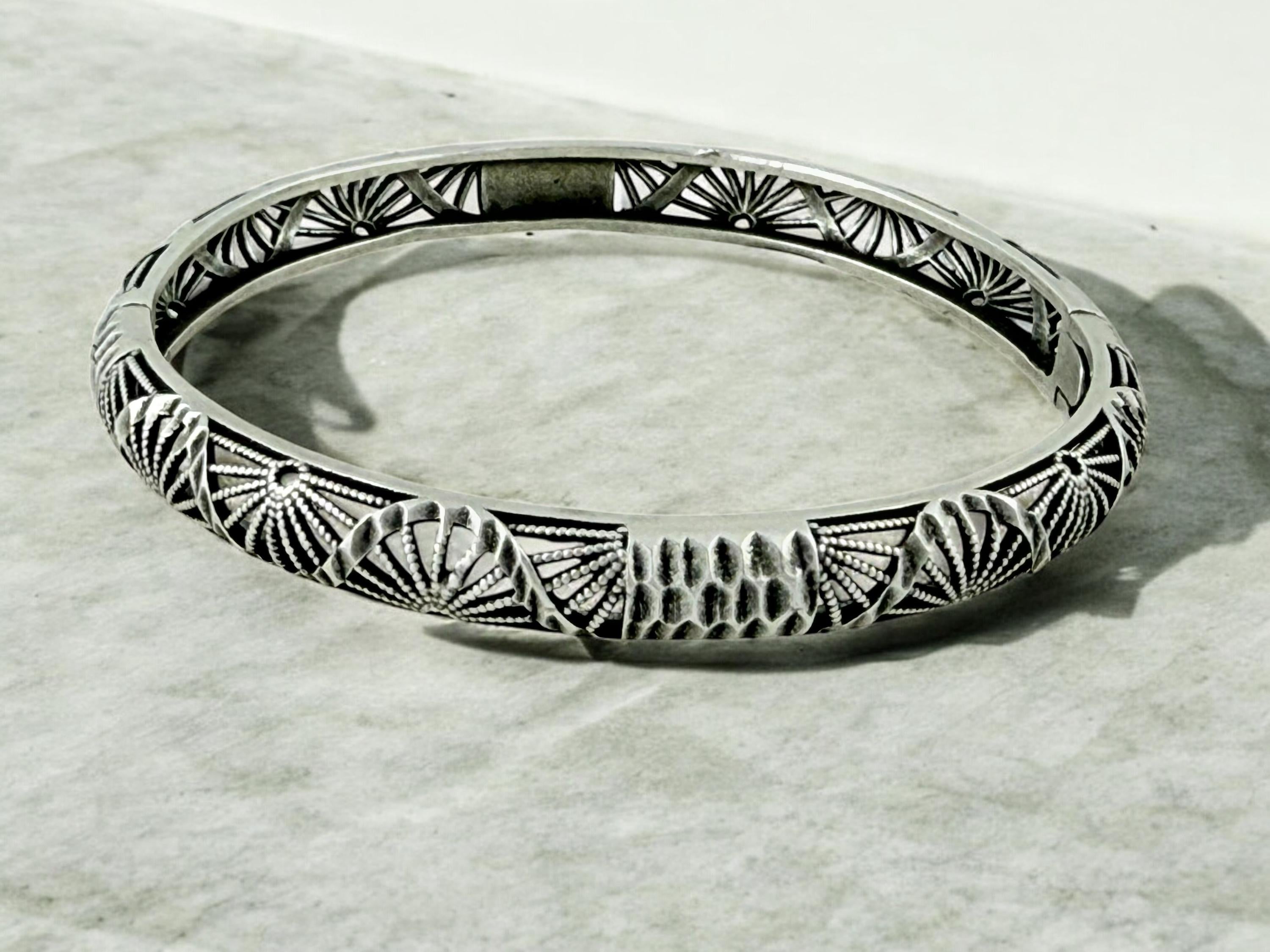 Silver Fan Motif Bracelet – Sculptural Engraved Cuff with Easy-Open Clasp, Handmade Statement Jewelry rigid bangle, uno de 50 style,