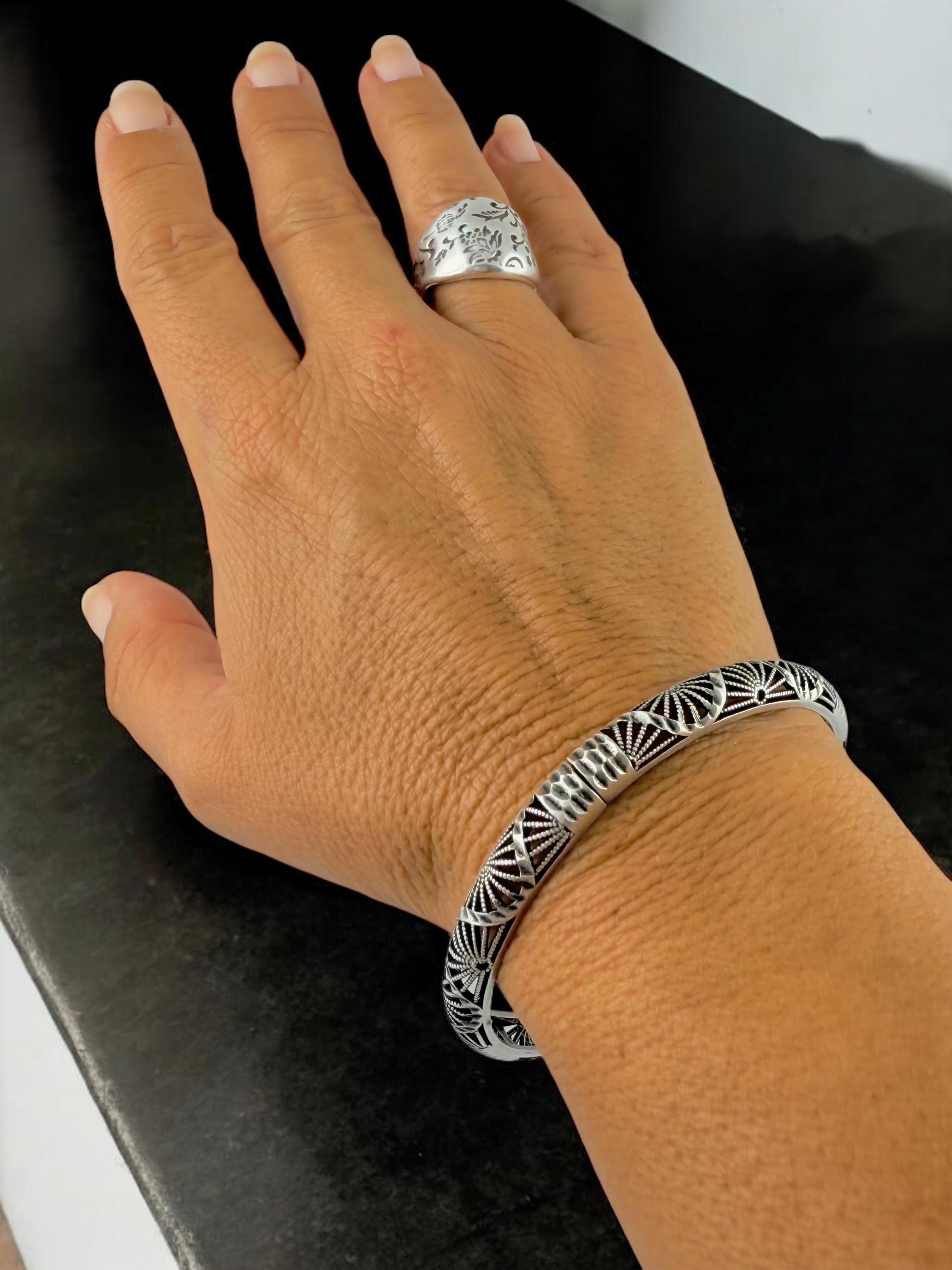 Silver Fan Motif Bracelet – Sculptural Engraved Cuff with Easy-Open Clasp, Handmade Statement Jewelry rigid bangle, uno de 50 style,