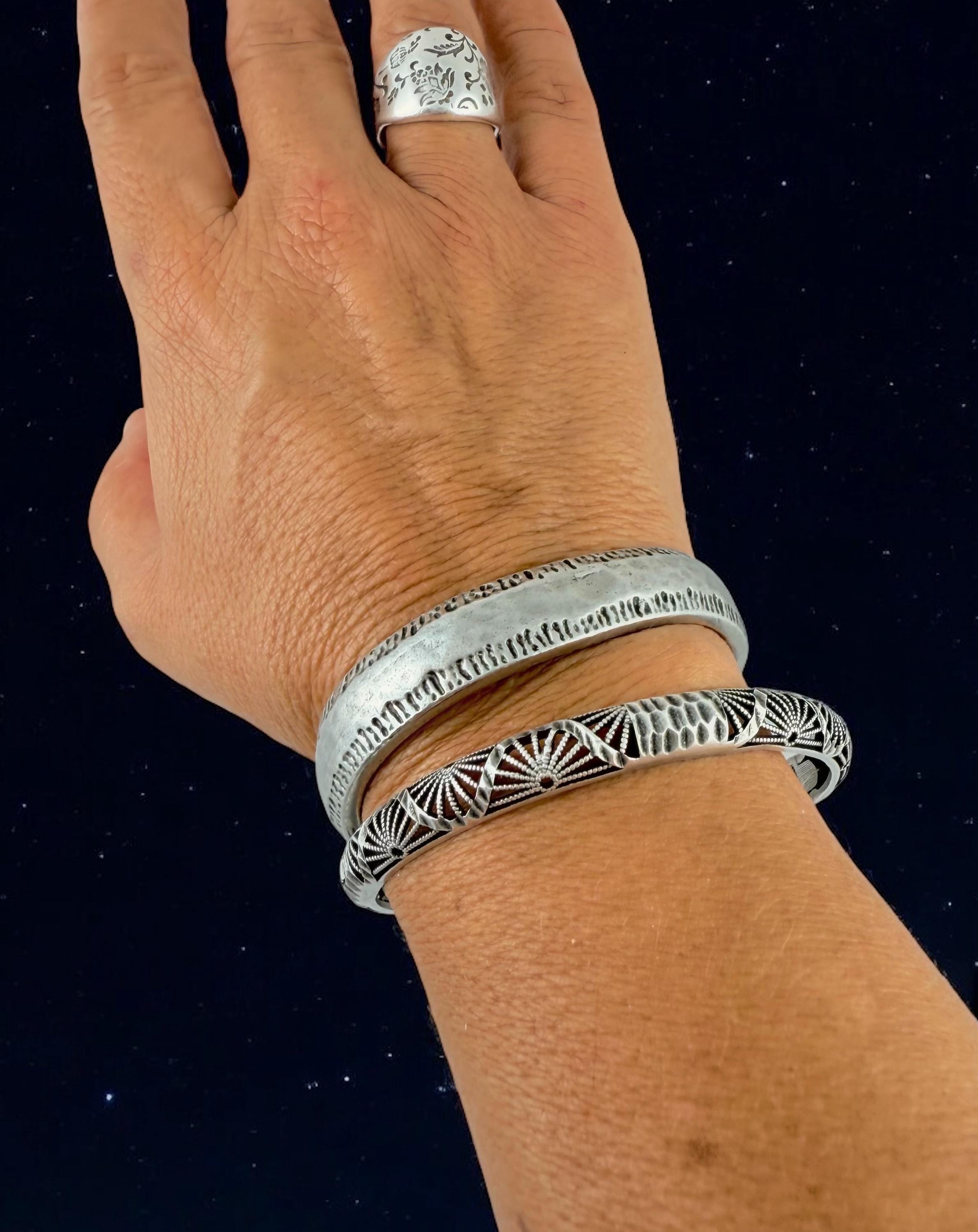 Silver Fan Motif Bracelet – Sculptural Engraved Cuff with Easy-Open Clasp, Handmade Statement Jewelry rigid bangle, uno de 50 style,