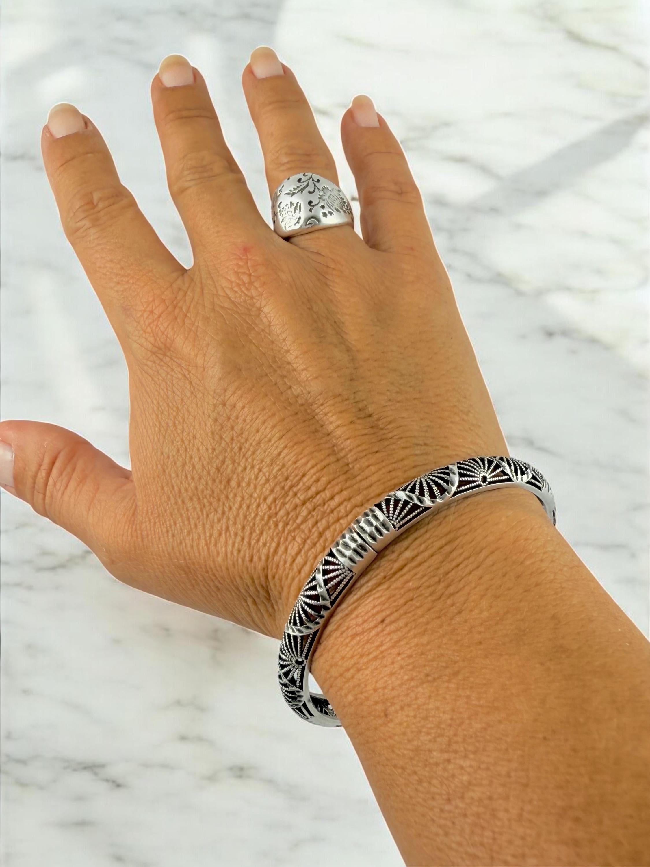 Silver Fan Motif Bracelet – Sculptural Engraved Cuff with Easy-Open Clasp, Handmade Statement Jewelry rigid bangle, uno de 50 style,