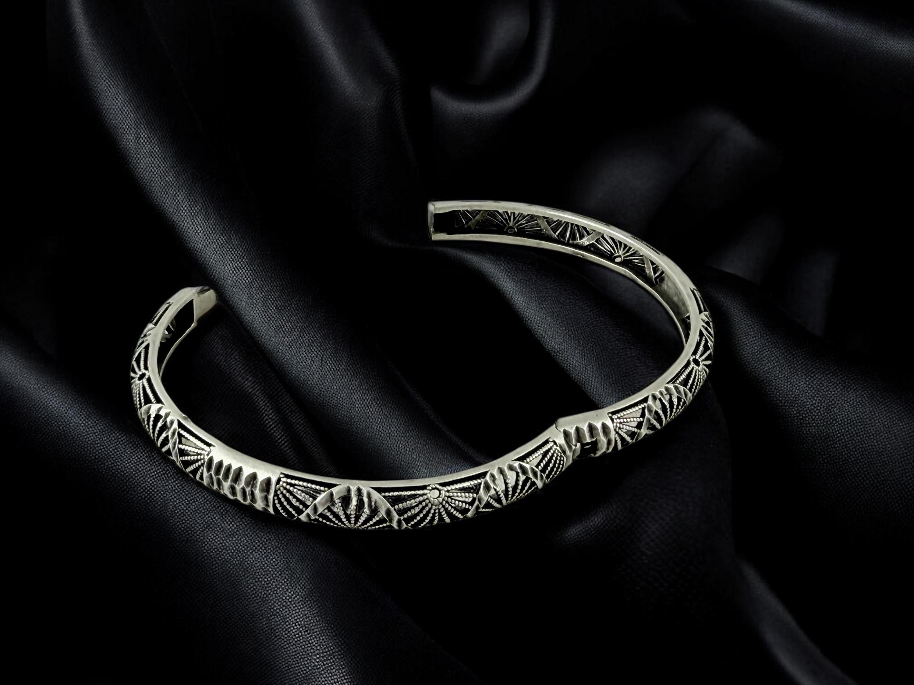 Silver Fan Motif Bracelet – Sculptural Engraved Cuff with Easy-Open Clasp, Handmade Statement Jewelry rigid bangle, uno de 50 style,