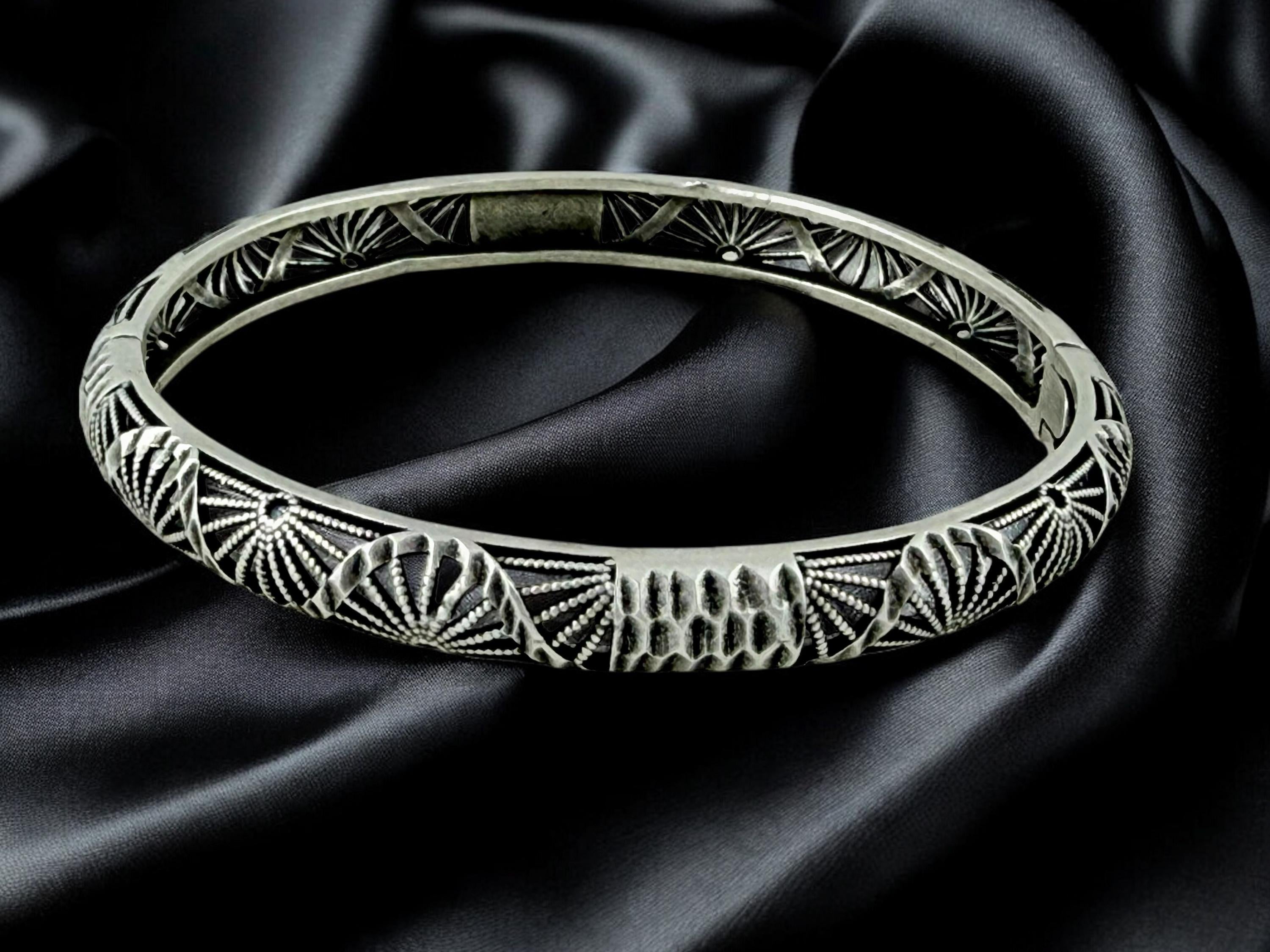 Silver Fan Motif Bracelet – Sculptural Engraved Cuff with Easy-Open Clasp, Handmade Statement Jewelry rigid bangle, uno de 50 style,