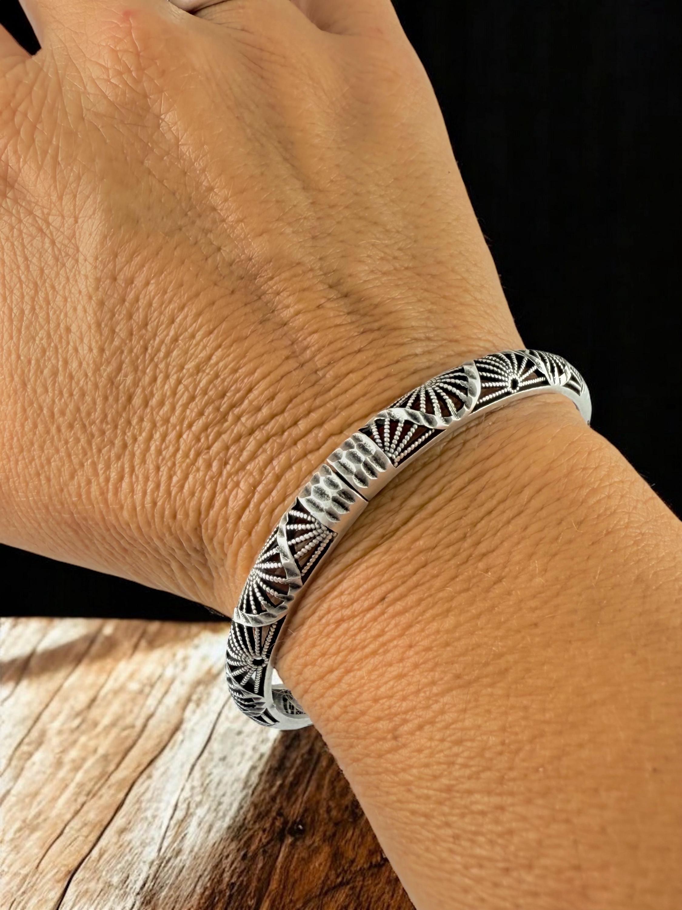 Silver Fan Motif Bracelet – Sculptural Engraved Cuff with Easy-Open Clasp, Handmade Statement Jewelry rigid bangle, uno de 50 style,