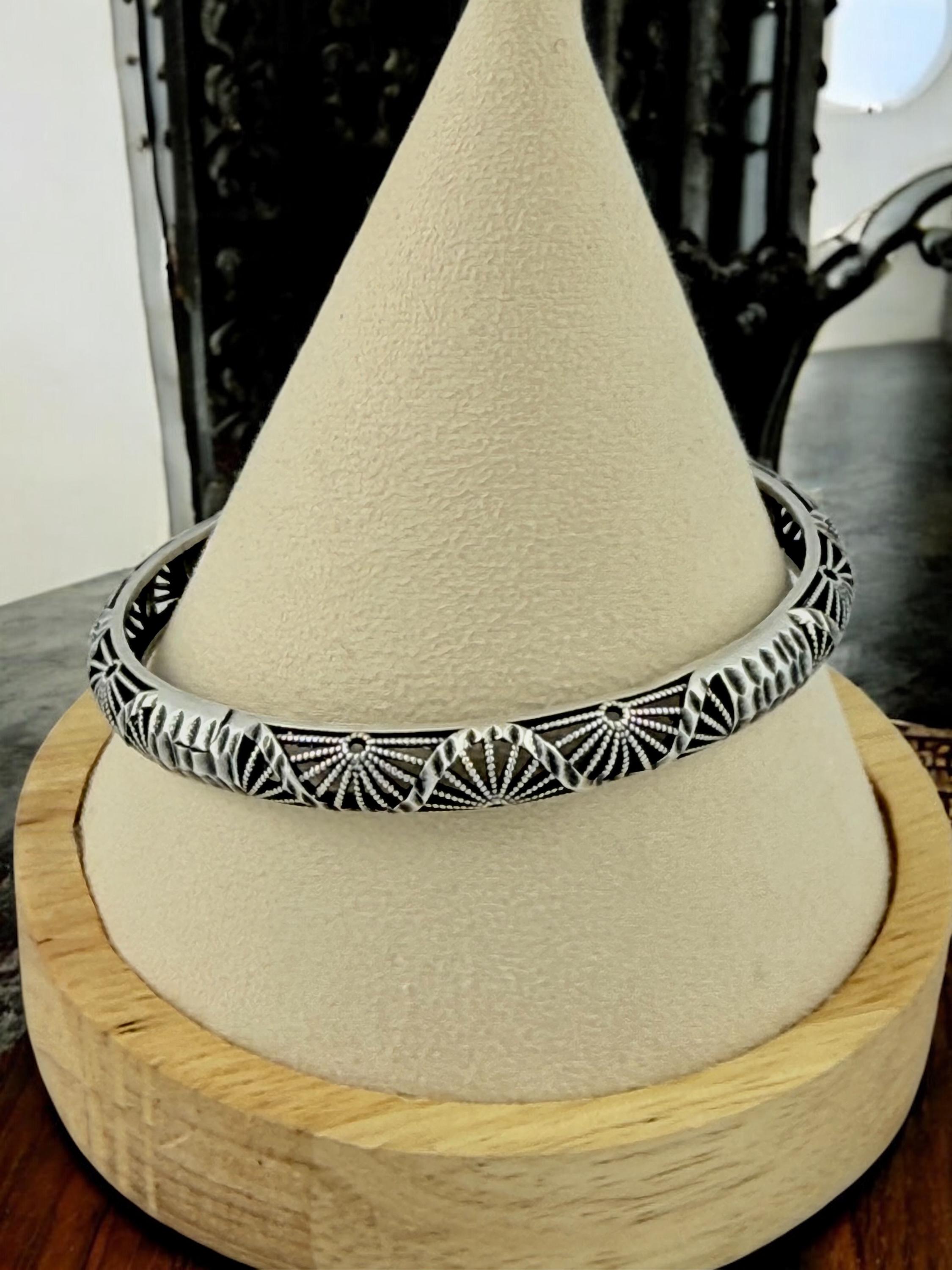 Silver Fan Motif Bracelet – Sculptural Engraved Cuff with Easy-Open Clasp, Handmade Statement Jewelry rigid bangle, uno de 50 style,