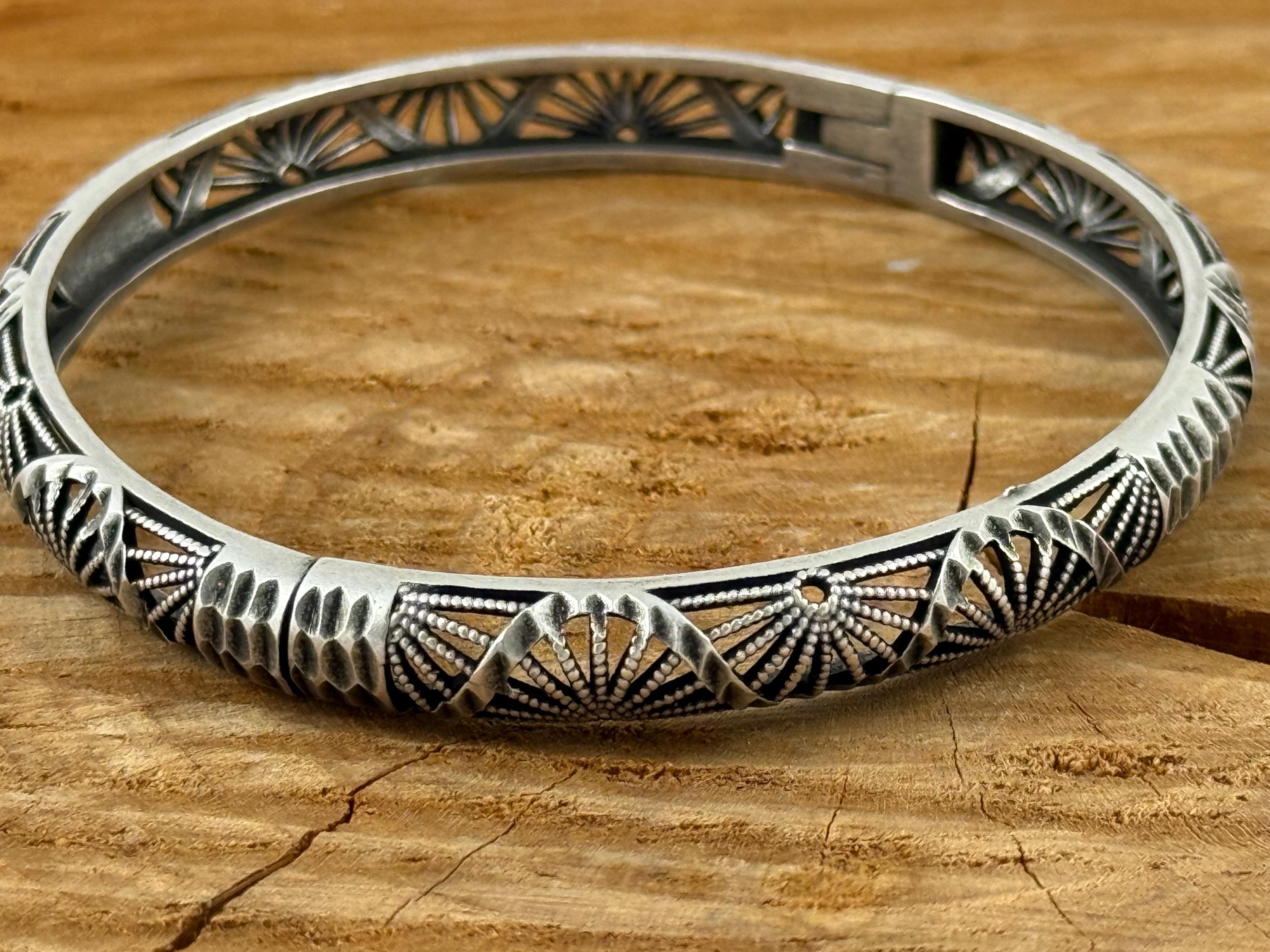 Silver Fan Motif Bracelet – Sculptural Engraved Cuff with Easy-Open Clasp, Handmade Statement Jewelry rigid bangle, uno de 50 style,