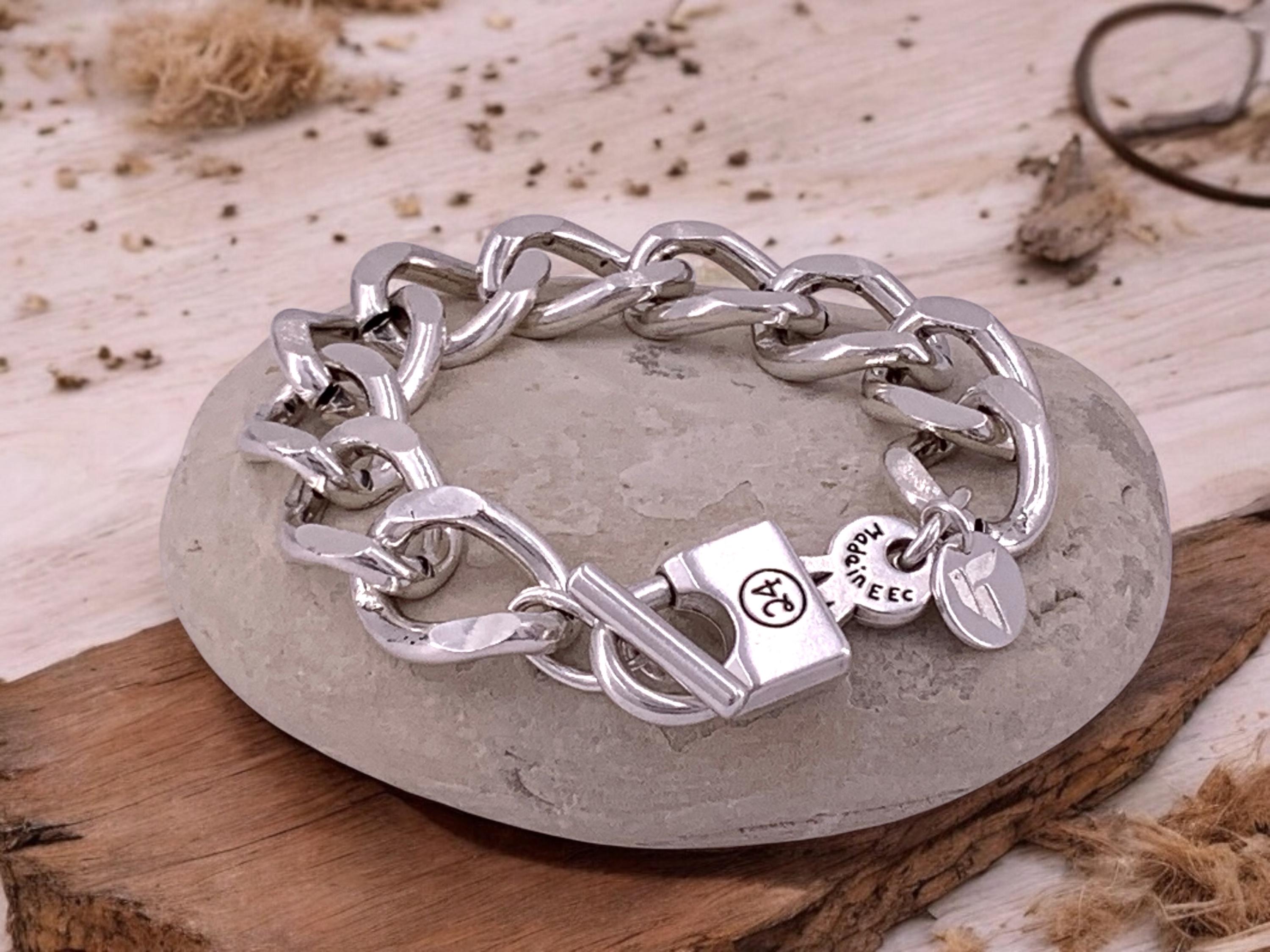 Chunky Padlock Bracelet – Oversized Cuban Link Chain in Silver – Edgy Curb Cuff for Women - uno de 50 style - Sculptural brutalist jewelry