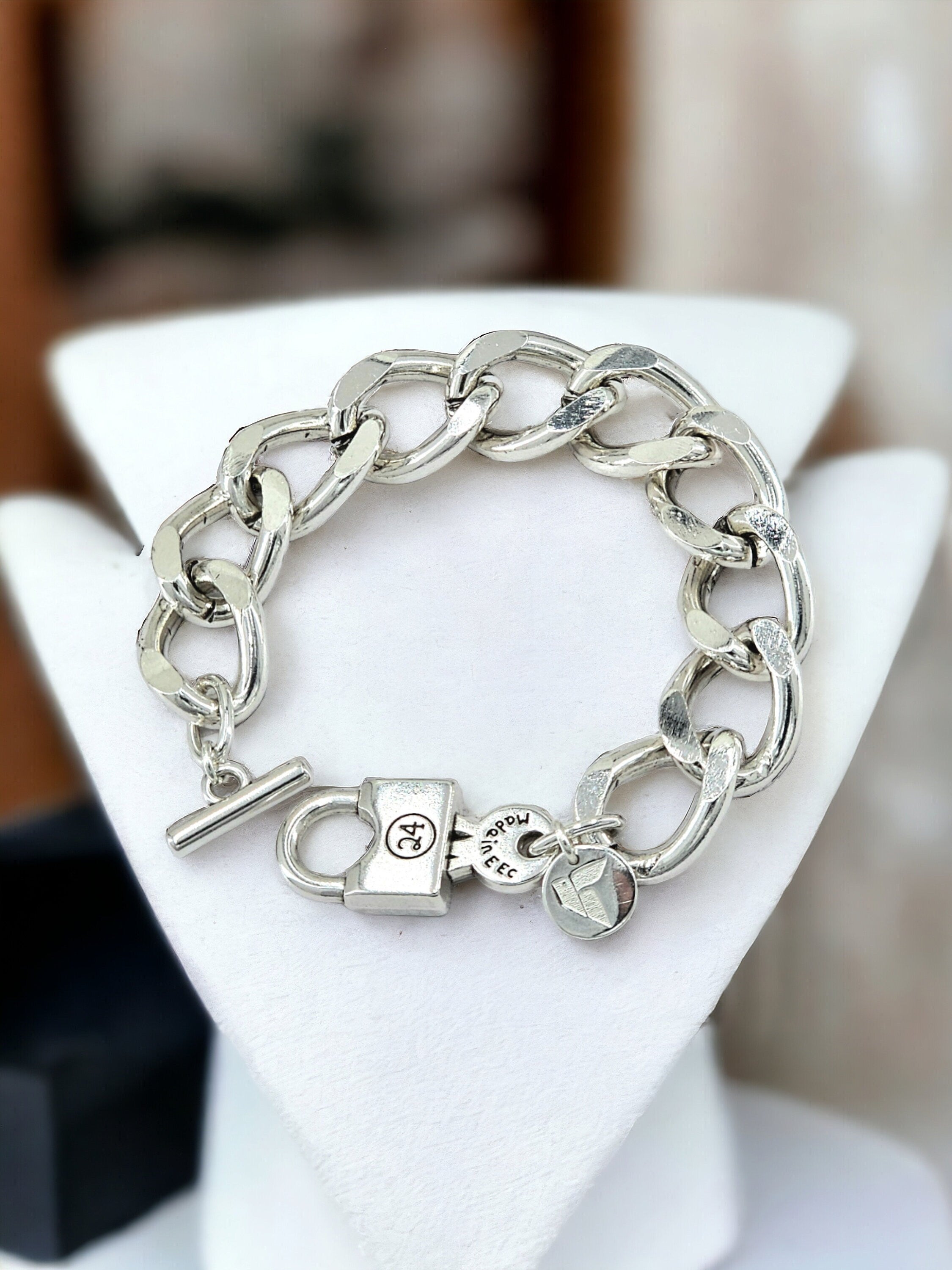 Chunky Padlock Bracelet – Oversized Cuban Link Chain in Silver – Edgy Curb Cuff for Women - uno de 50 style - Sculptural brutalist jewelry