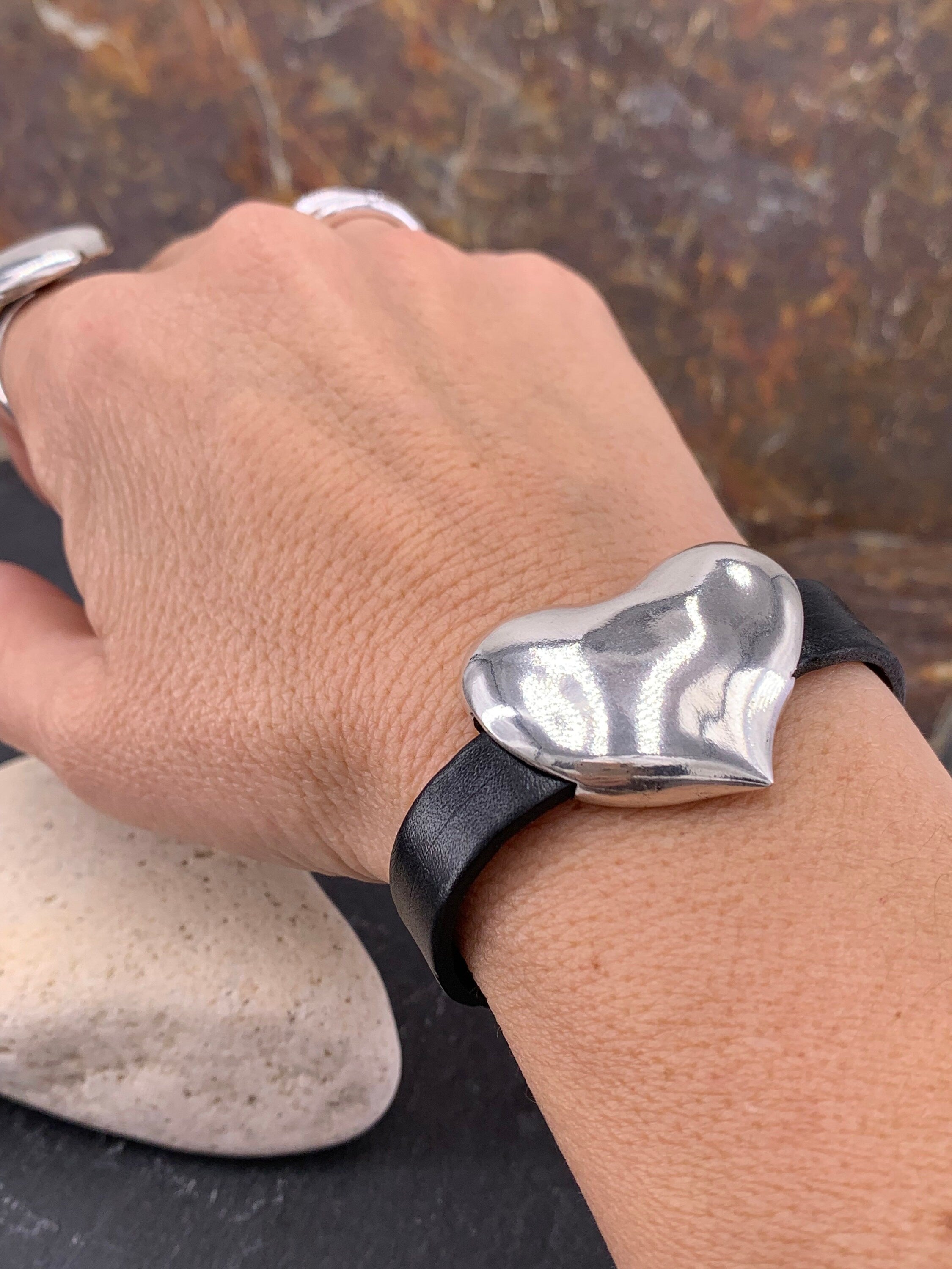 chunky silver heart leather bracelet, women leather cuf bracelet, silver bracelet, statement heart bracelet, heart bracelet, gift for her