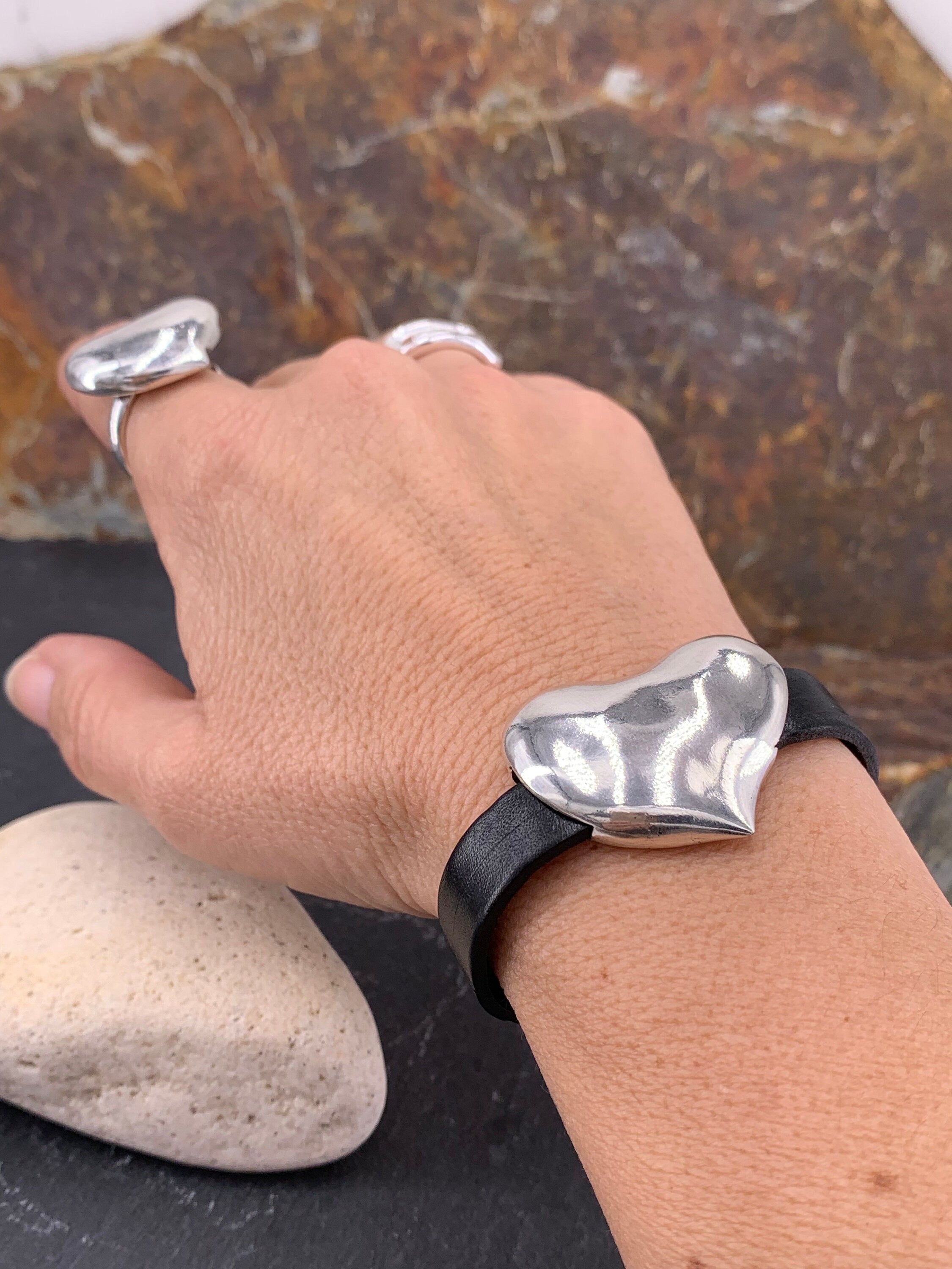 chunky silver heart leather bracelet, women leather cuf bracelet, silver bracelet, statement heart bracelet, heart bracelet, gift for her