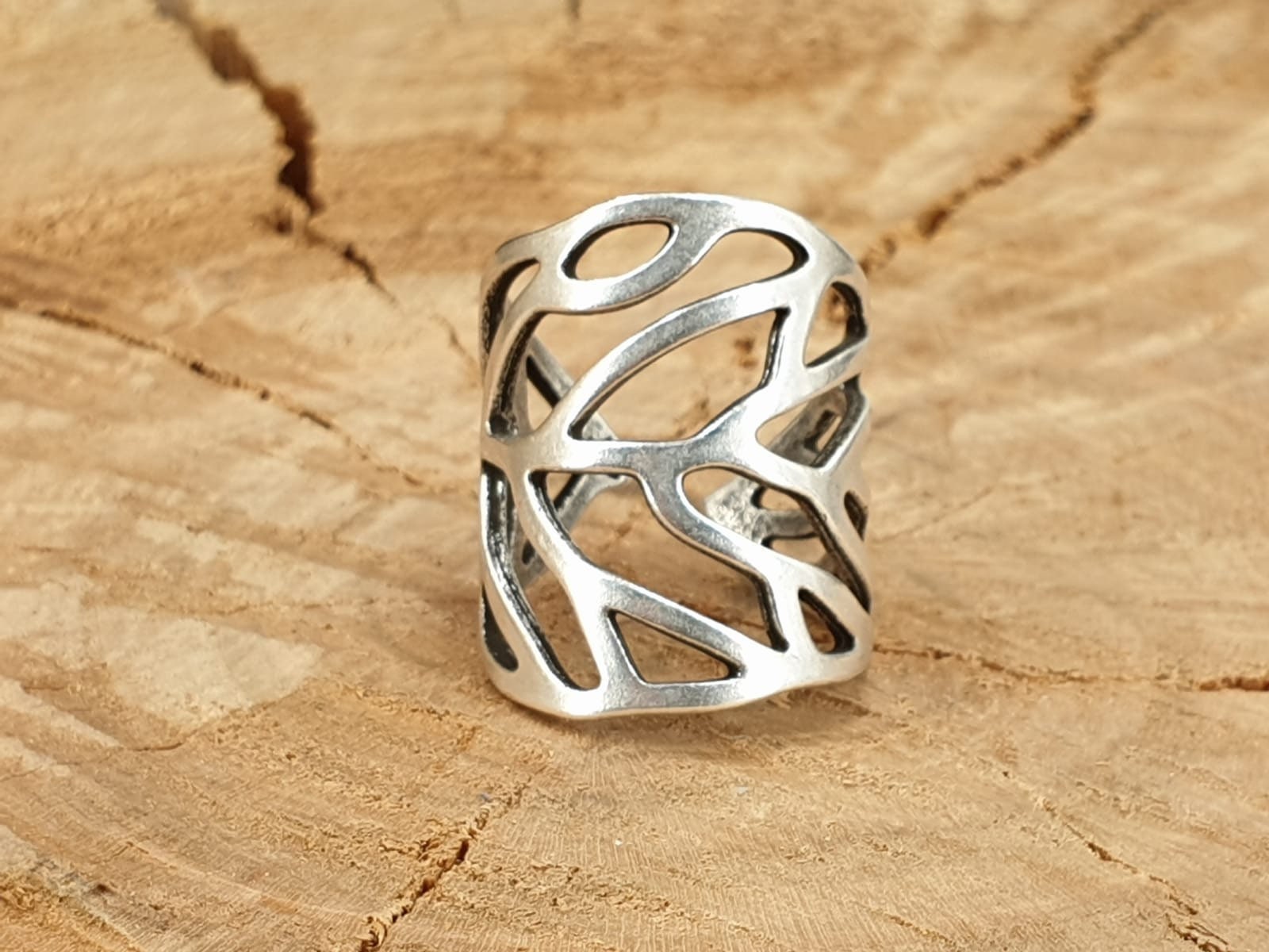 Wide silver or gold ring in the shape of a carved leaf, ideal for elevating any outfit, perfect gift for a stylish woman, chunky silver ring