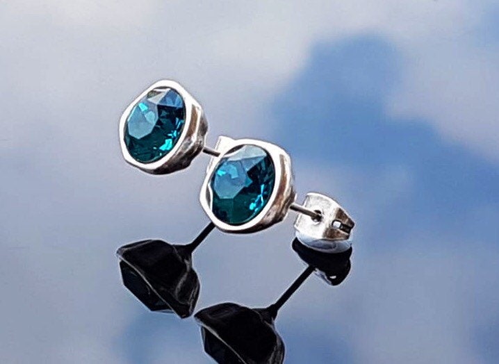 Handmade Silver Stud Earrings with Blue Swarovski Crystals – Dainty Sparkle for Everyday Elegance, ideal for women’s gift, uno de 50 style