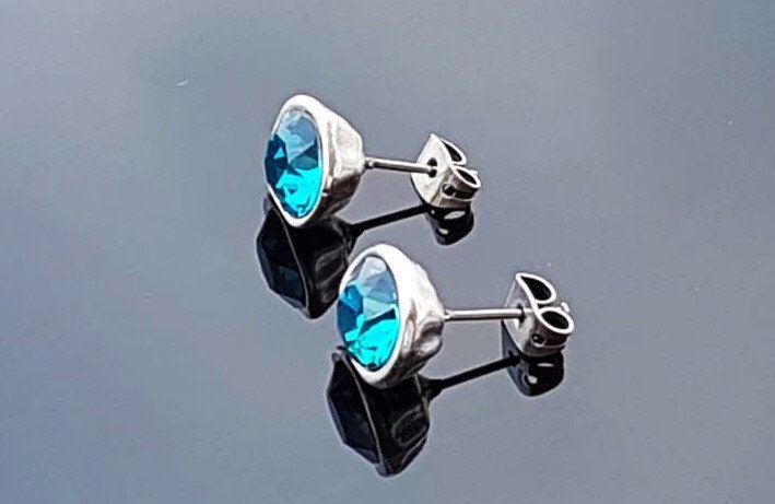 Handmade Silver Stud Earrings with Blue Swarovski Crystals – Dainty Sparkle for Everyday Elegance, ideal for women’s gift, uno de 50 style