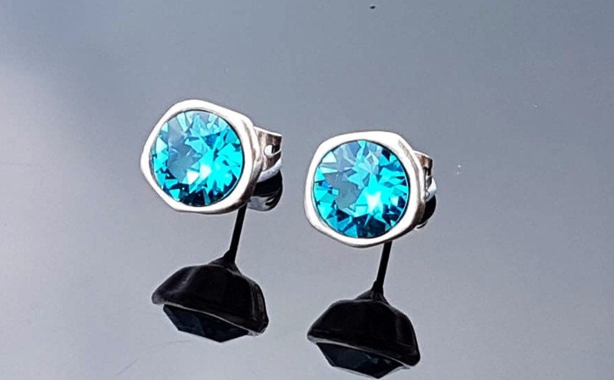 Handmade Silver Stud Earrings with Blue Swarovski Crystals – Dainty Sparkle for Everyday Elegance, ideal for women’s gift, uno de 50 style