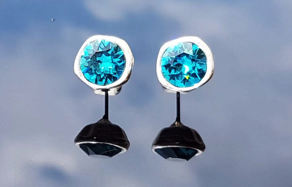 Handmade Silver Stud Earrings with Blue Swarovski Crystals – Dainty Sparkle for Everyday Elegance, ideal for women’s gift, uno de 50 style