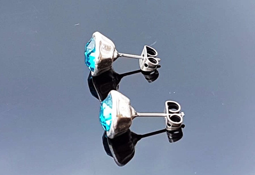 Handmade Silver Stud Earrings with Blue Swarovski Crystals – Dainty Sparkle for Everyday Elegance, ideal for women’s gift, uno de 50 style