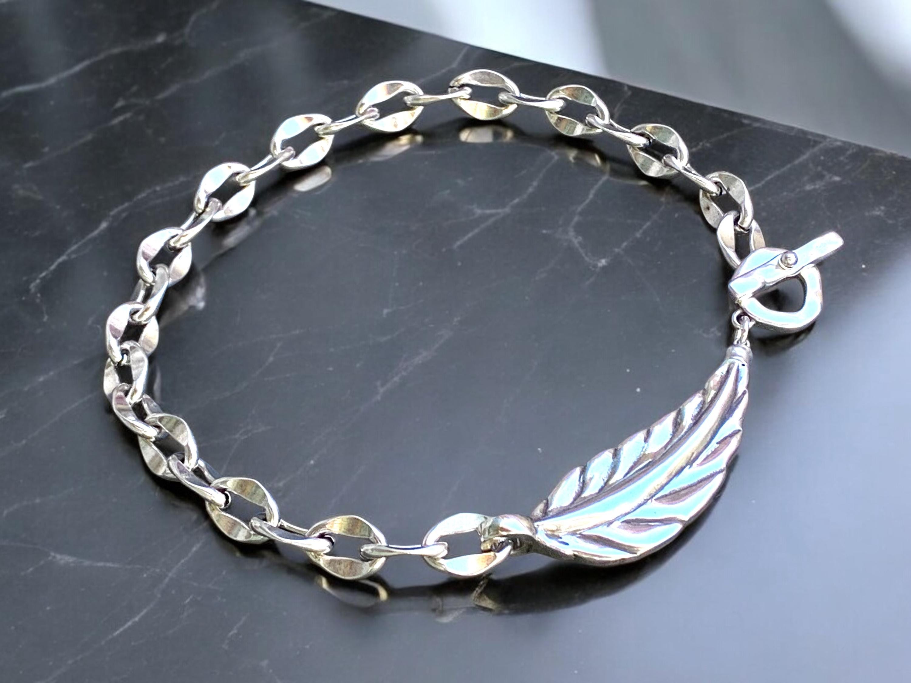 Chunky chain necklace with statement leaf shaped motive - bold heavyweight jewelry