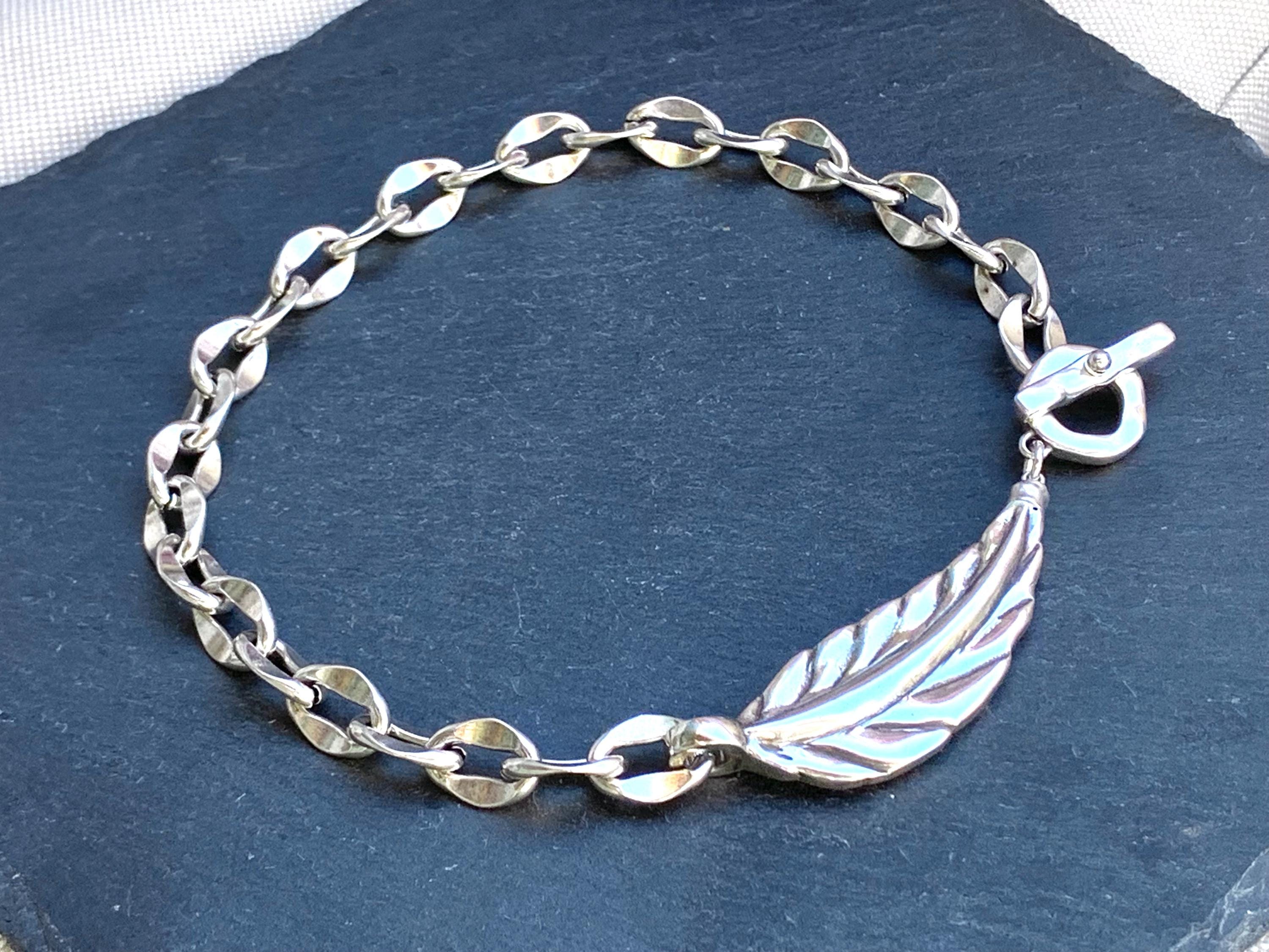 Chunky chain necklace with statement leaf shaped motive - bold heavyweight jewelry