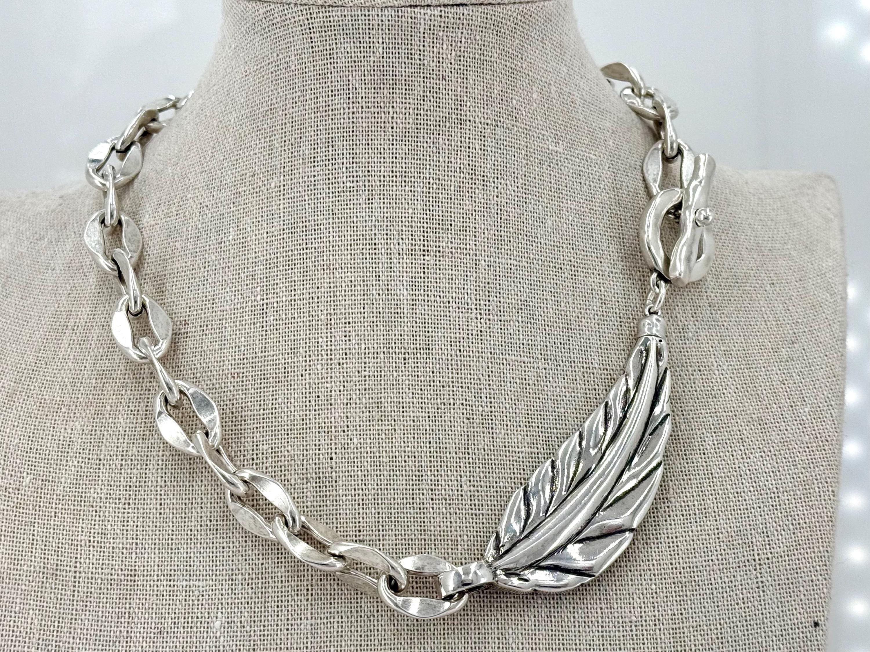 Chunky chain necklace with statement leaf shaped motive - bold heavyweight jewelry