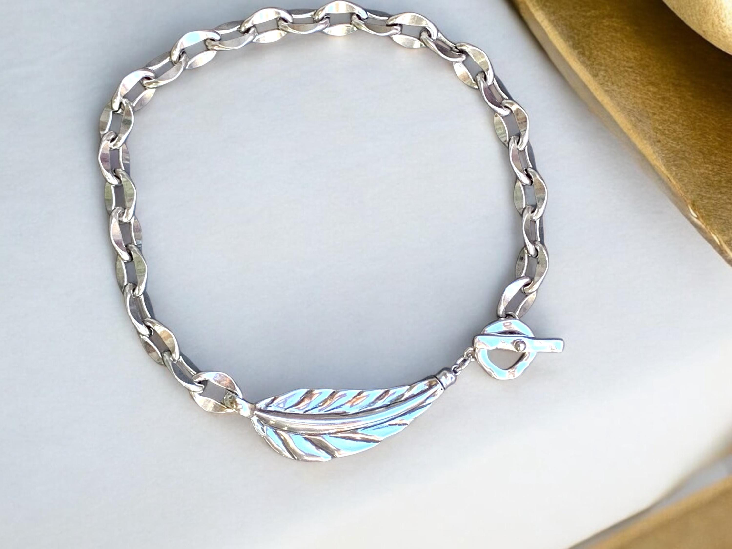 Chunky chain necklace with statement leaf shaped motive - bold heavyweight jewelry
