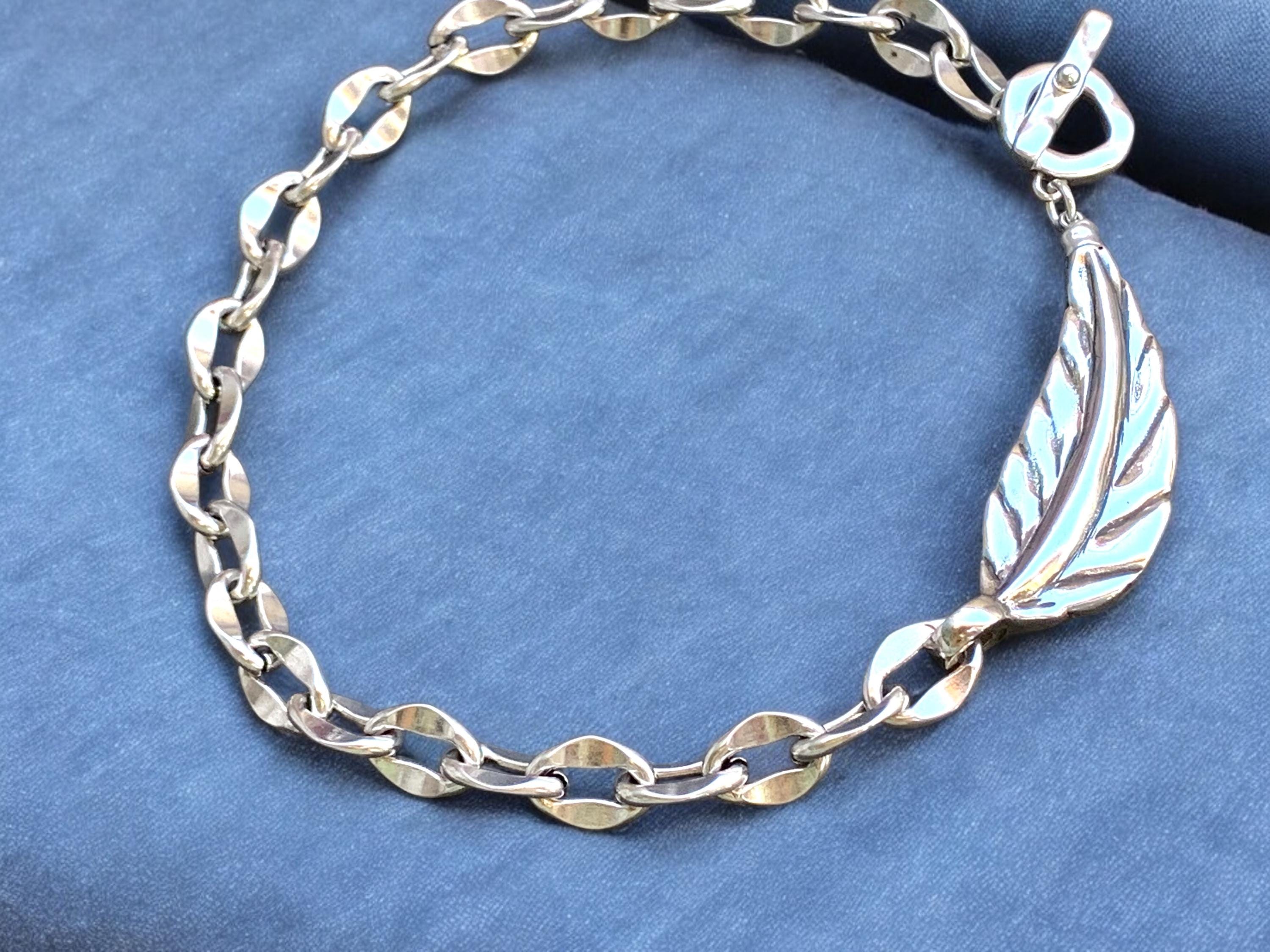 Chunky chain necklace with statement leaf shaped motive - bold heavyweight jewelry