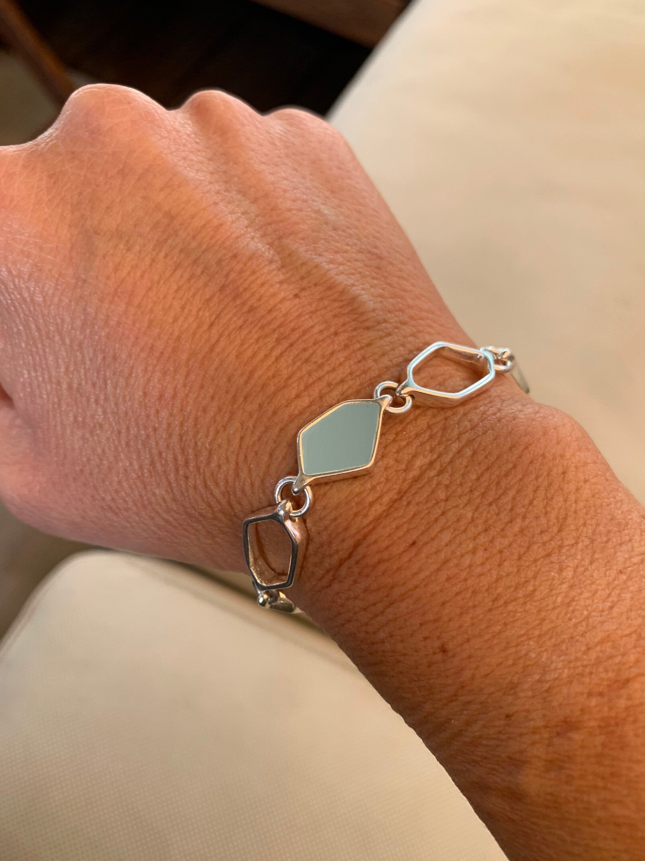 Original chain bracelet with large silver link and enameled decorations, colorful and striking bracelet with charms, style