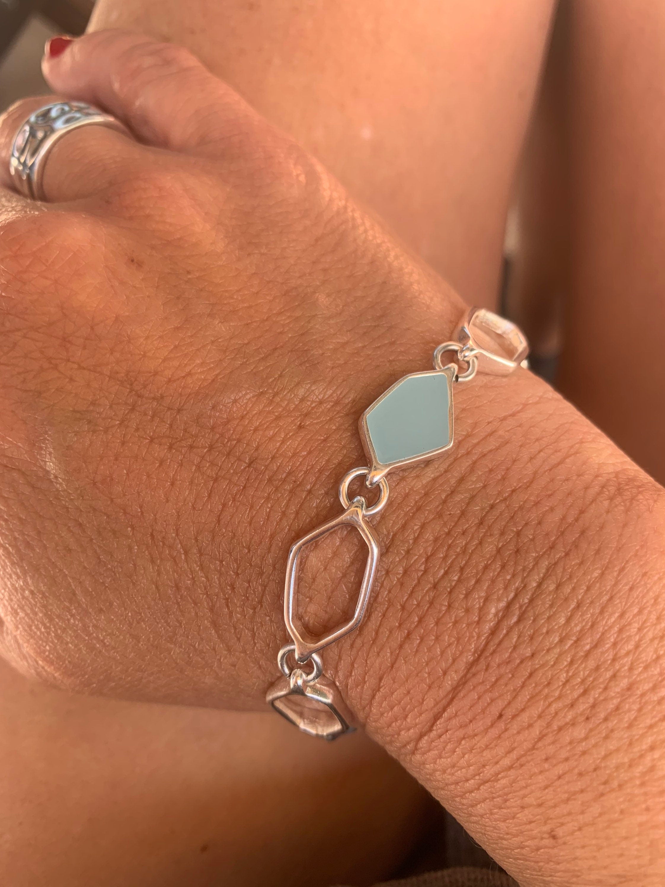 Original chain bracelet with large silver link and enameled decorations, colorful and striking bracelet with charms, style