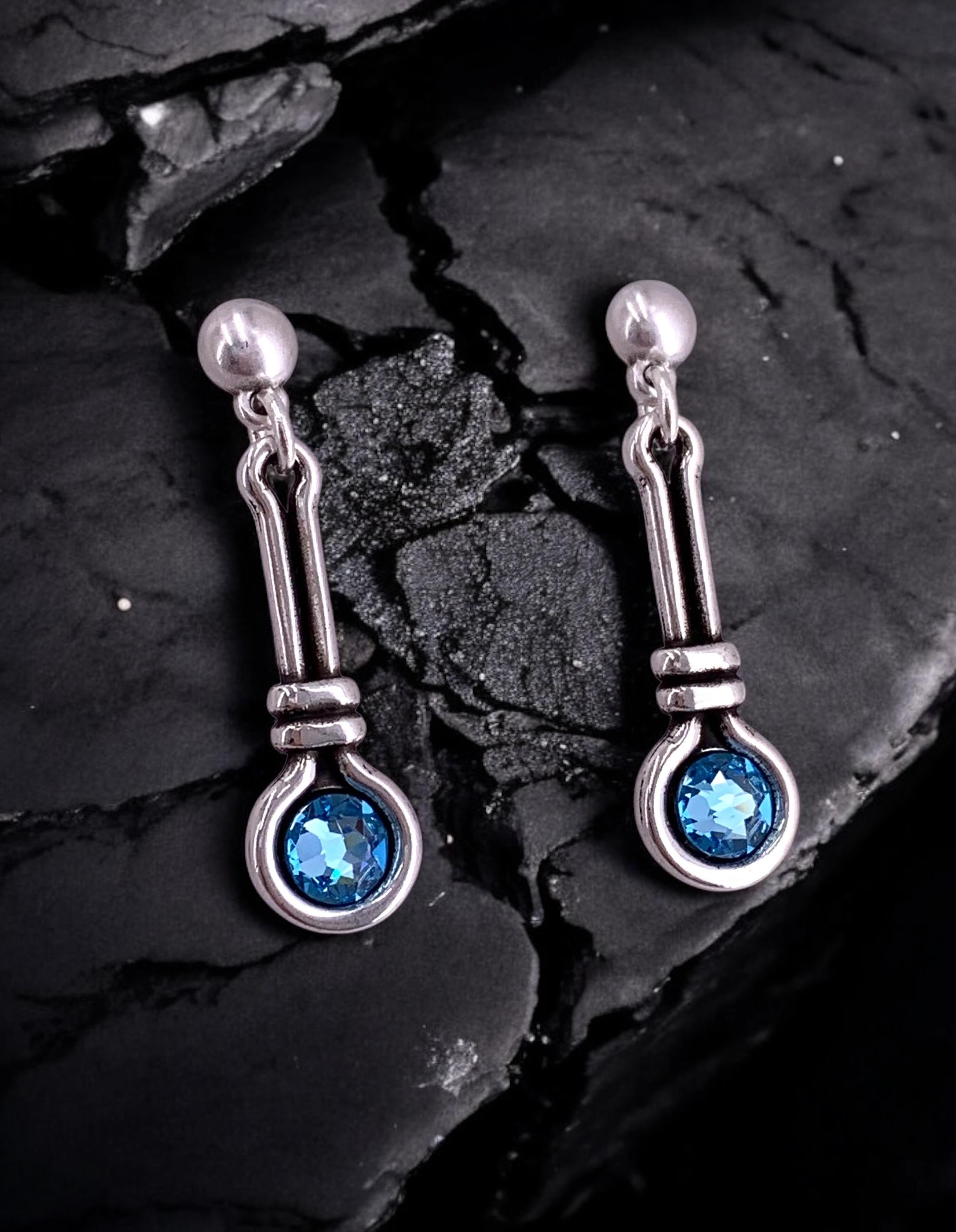Silver dangling earrings with Swarovski crystal, stunning medium size earring, dangle earrings, uno de 50 style, valentines gift for her