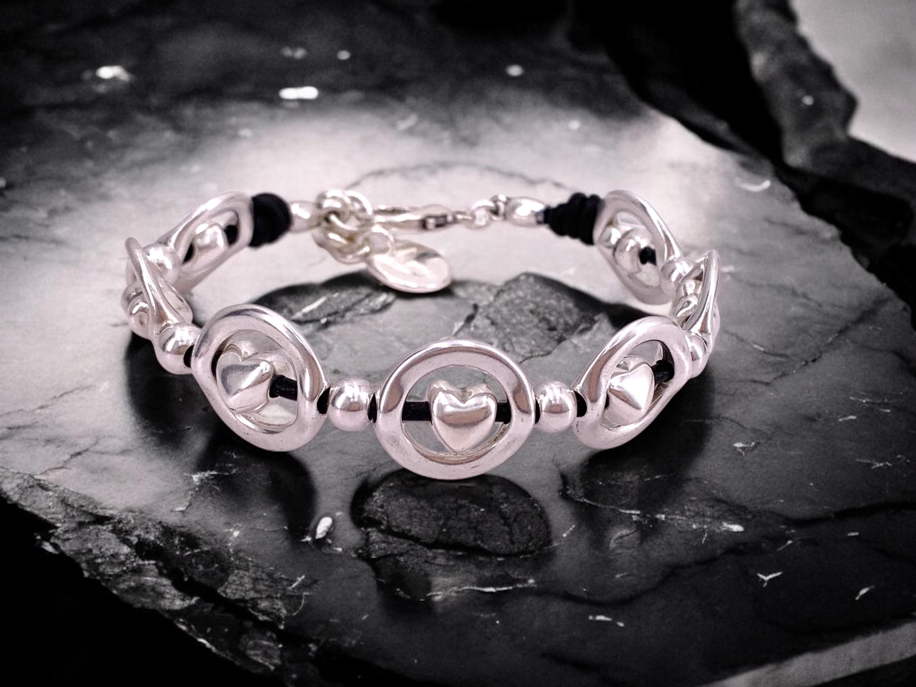 Eye-catching chunky leather bracelet with silver heart-shaped beads, perfect Valentine’s Day gift, bulky bracelet, uno de 50 style,