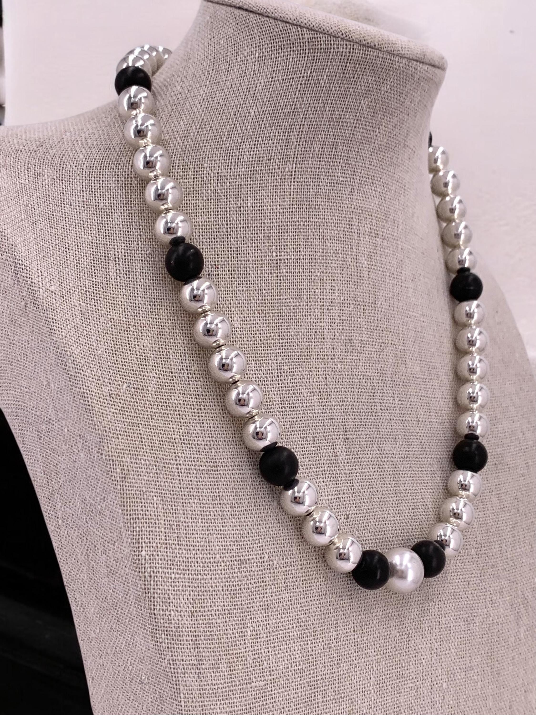 chunky silver, onyx and Swarovski Pearl necklace, elegant silver beads necklace, beaded necklace, vintage necklace, uno de 50 style,