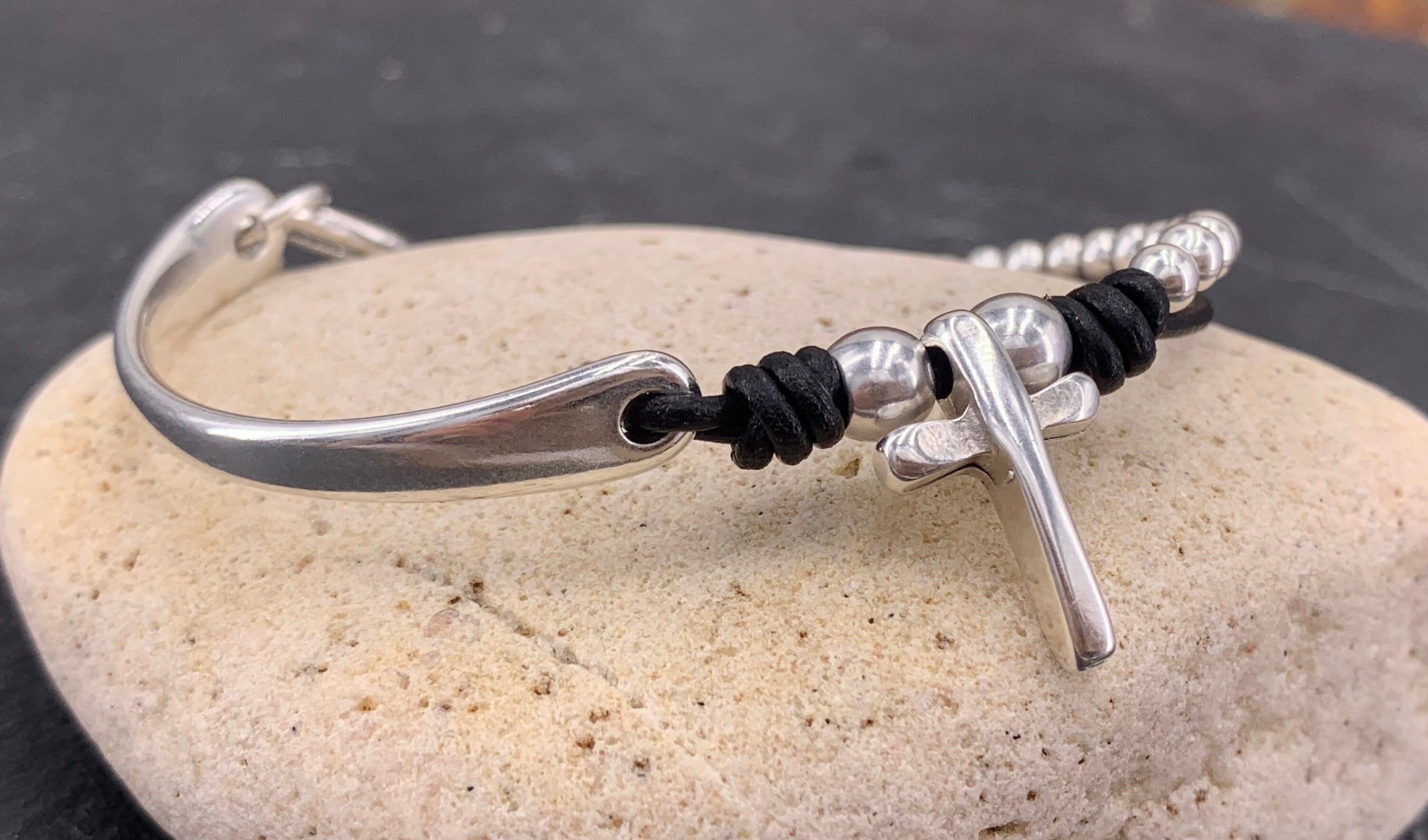 Pulsera de cuero con colgante de cruz, cuentas de plata, brazalete bohemio ajustable, joyería Kukuri