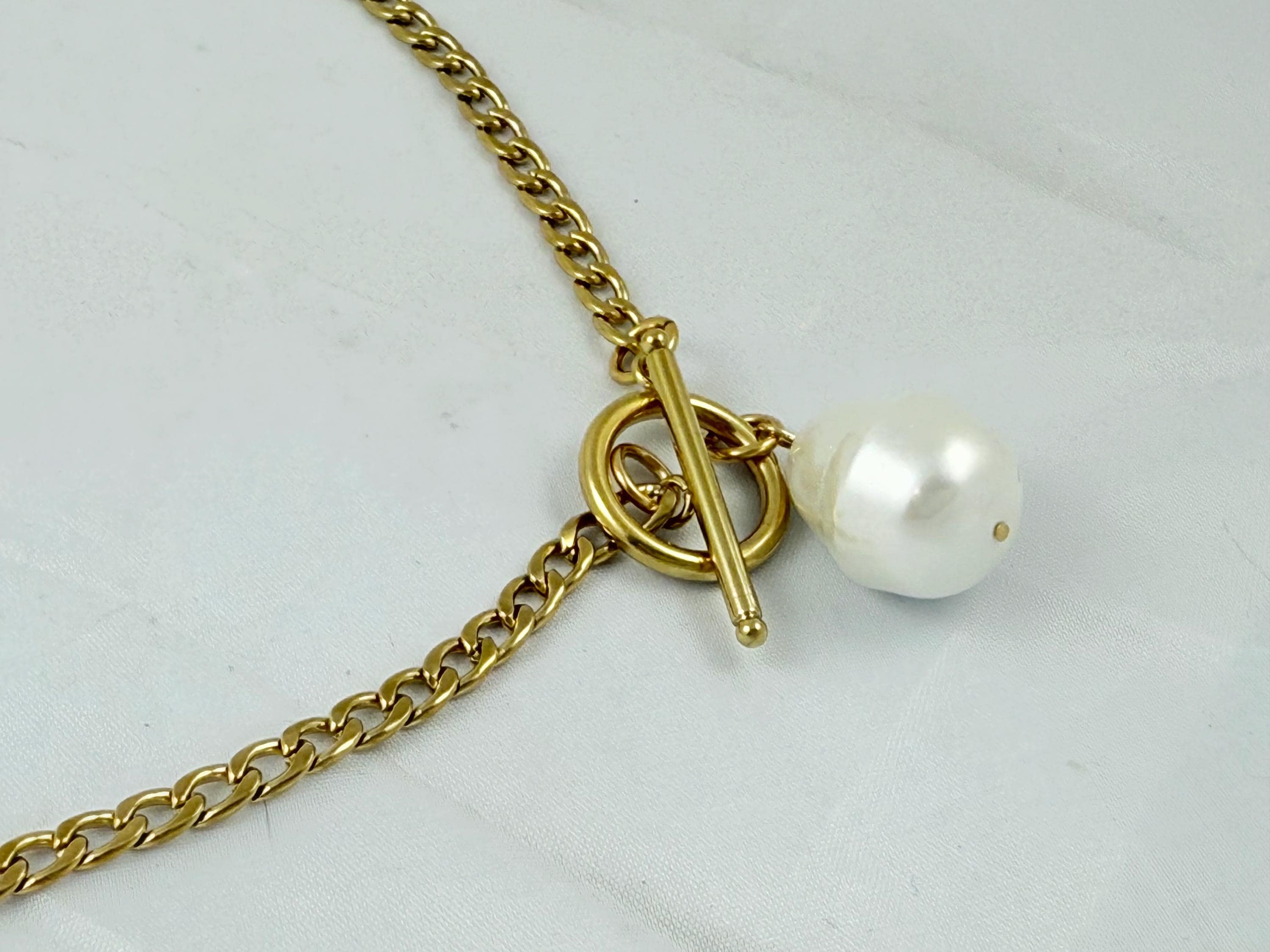 Chunky Gold Chain Choker Necklace – Stainless Steel – Toggle Clasp with Baroque Freshwater Pearl – Kukuri Jewelry