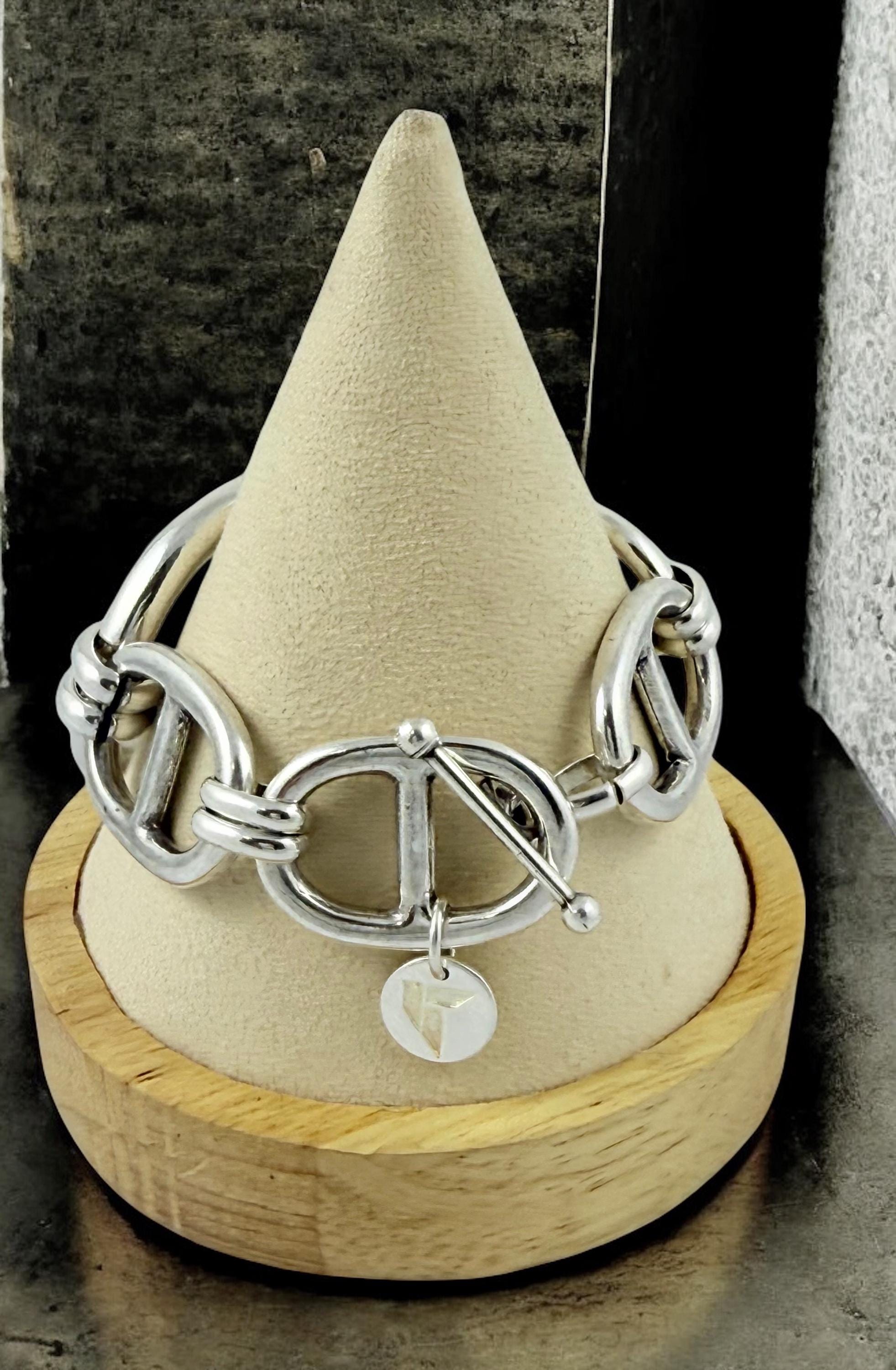 Pulsera de plata maciza con eslabones marineros, estilo brutalista, cierre de palanca ajustable, joyería kukuri hecha a mano.