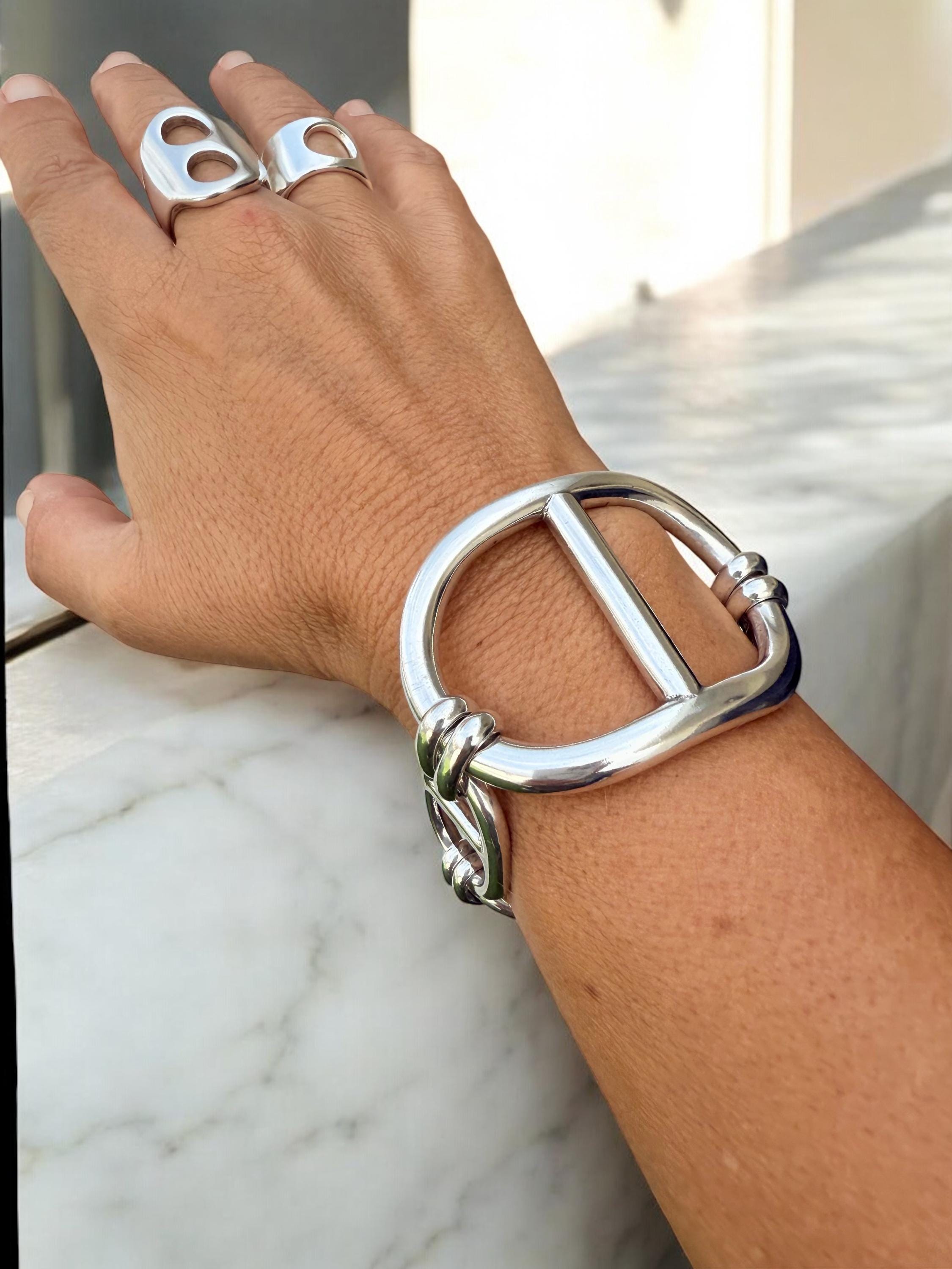 Pulsera de plata maciza con eslabones marineros, estilo brutalista, cierre de palanca ajustable, joyería kukuri hecha a mano.