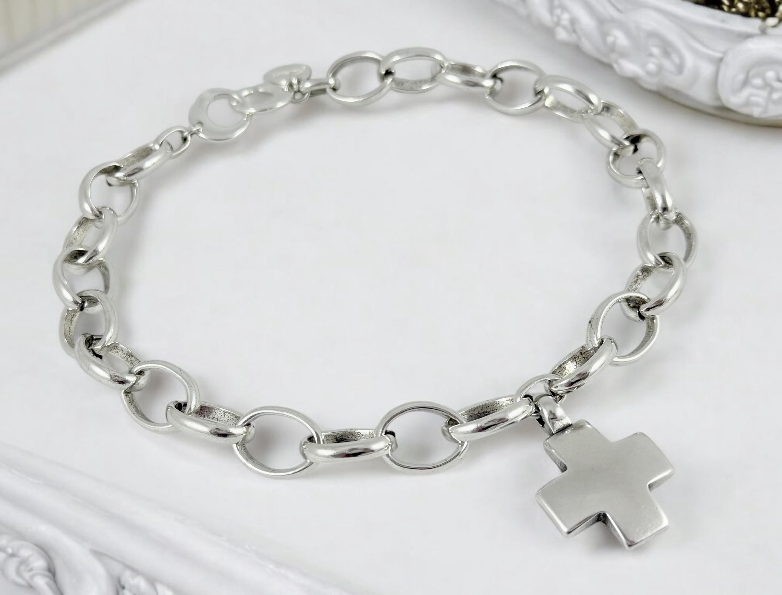 chunky chain necklace with statement bold Cross pendant, bold silver big link chain necklace, voluminous chain necklace, uno de 50 style