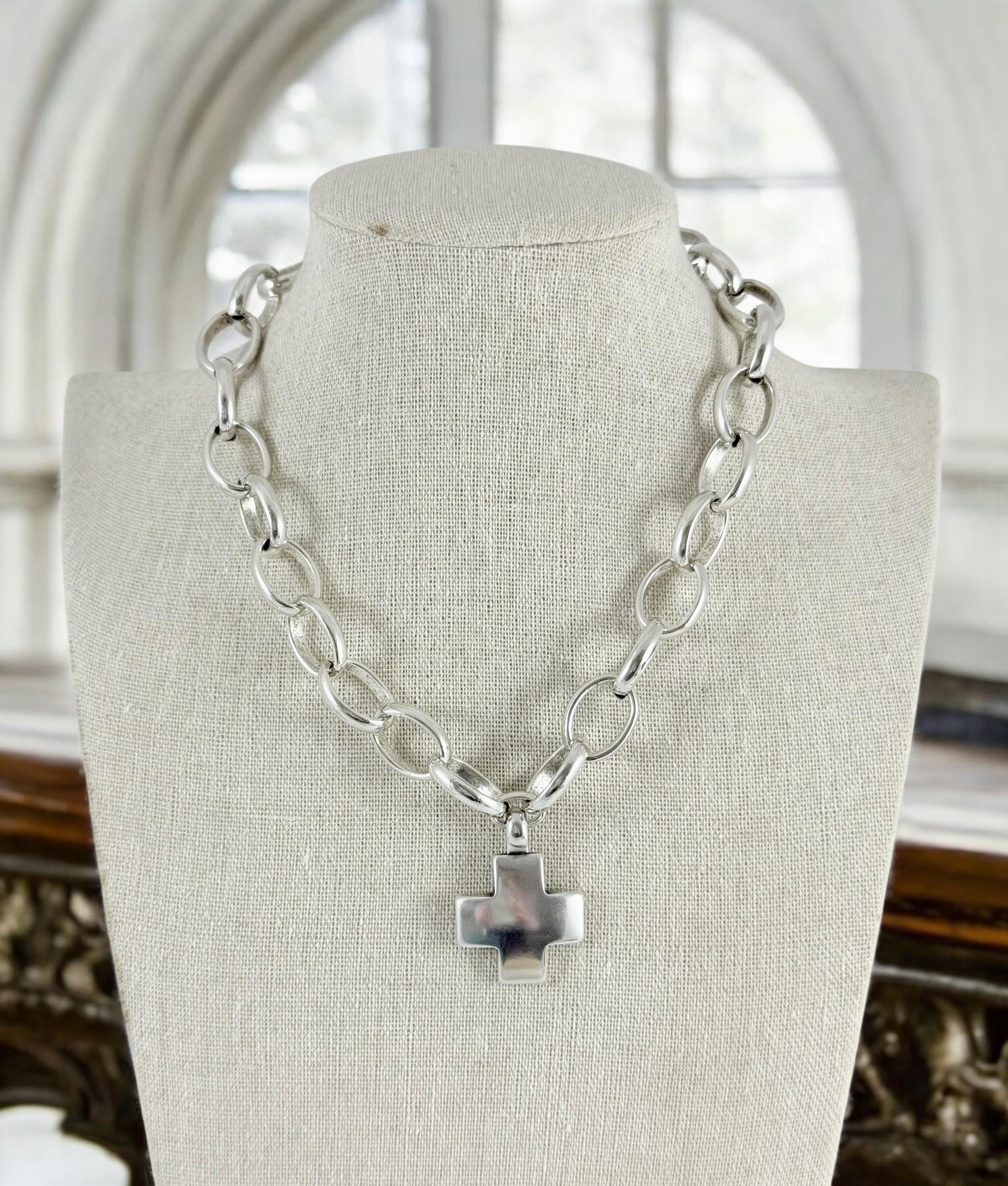chunky chain necklace with statement bold Cross pendant, bold silver big link chain necklace, voluminous chain necklace, uno de 50 style