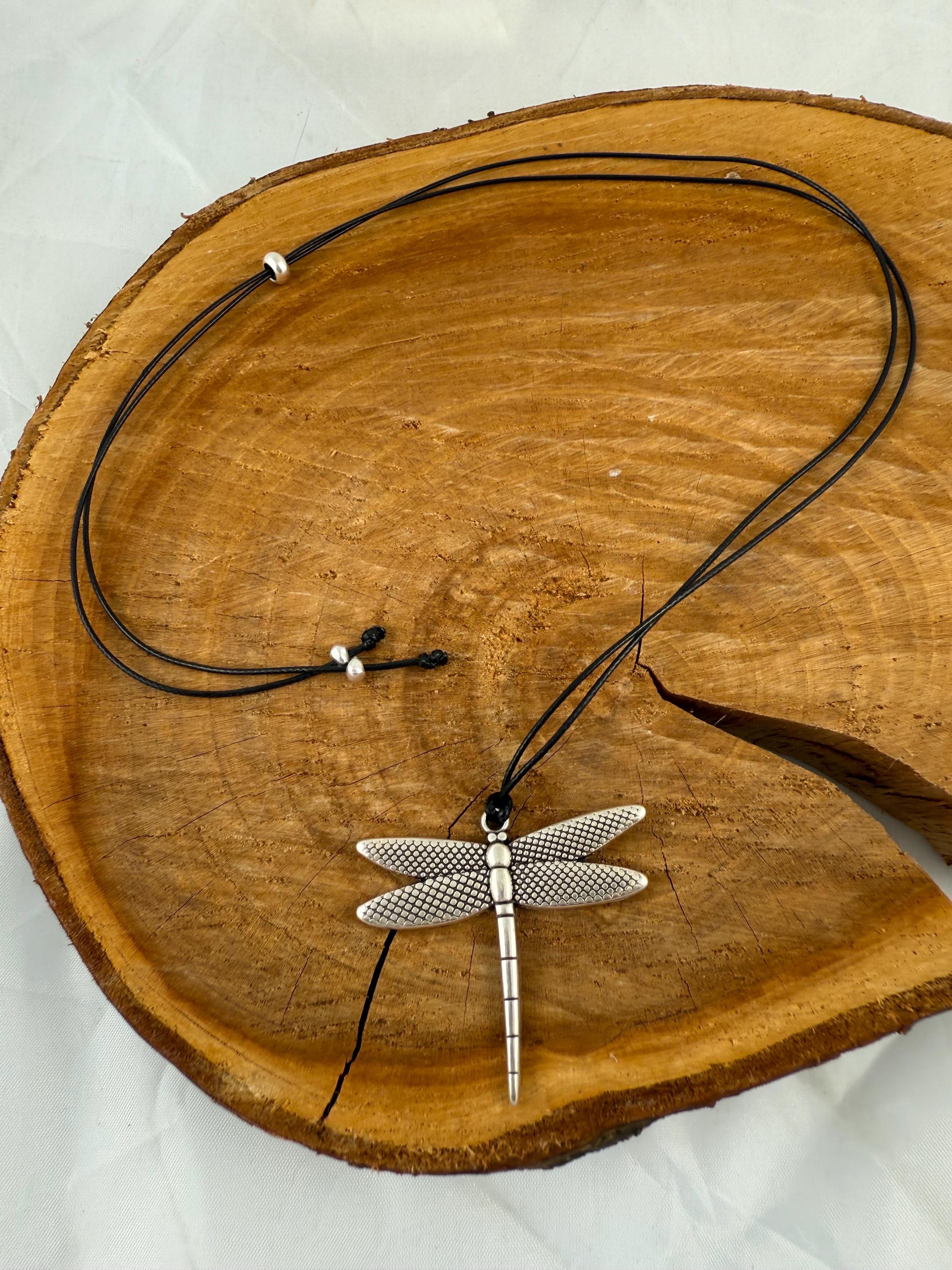 Minimalist snake cord necklace with dragonfly pendant – handmade in zamak with 10-micron silver plating – adjustable length, nature-inspired